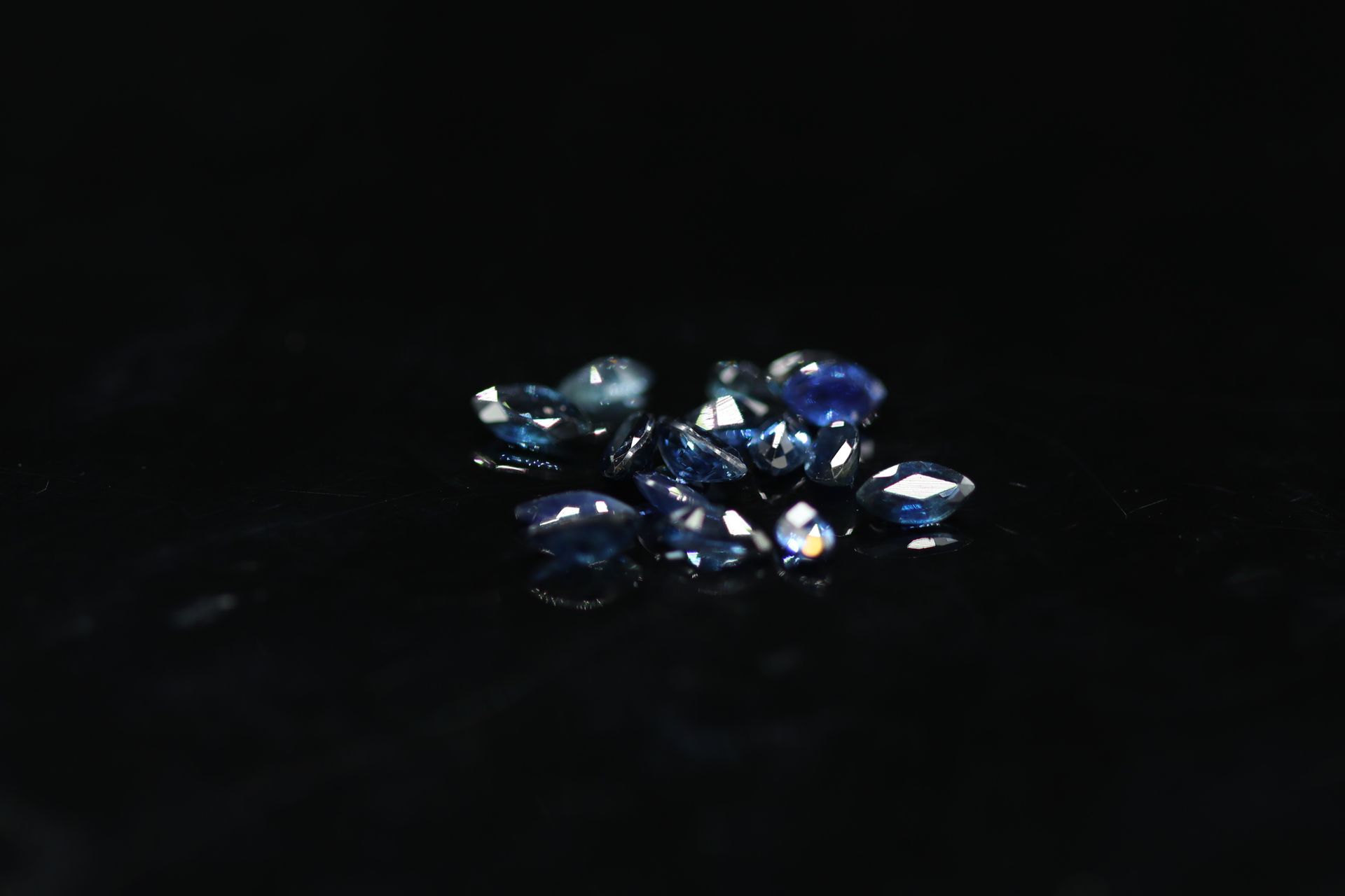 Null 十六颗脐带蓝宝石的混合体，纸质。

总重量：3.20克拉。



平均尺寸：4.5 mm x 2.2 mm