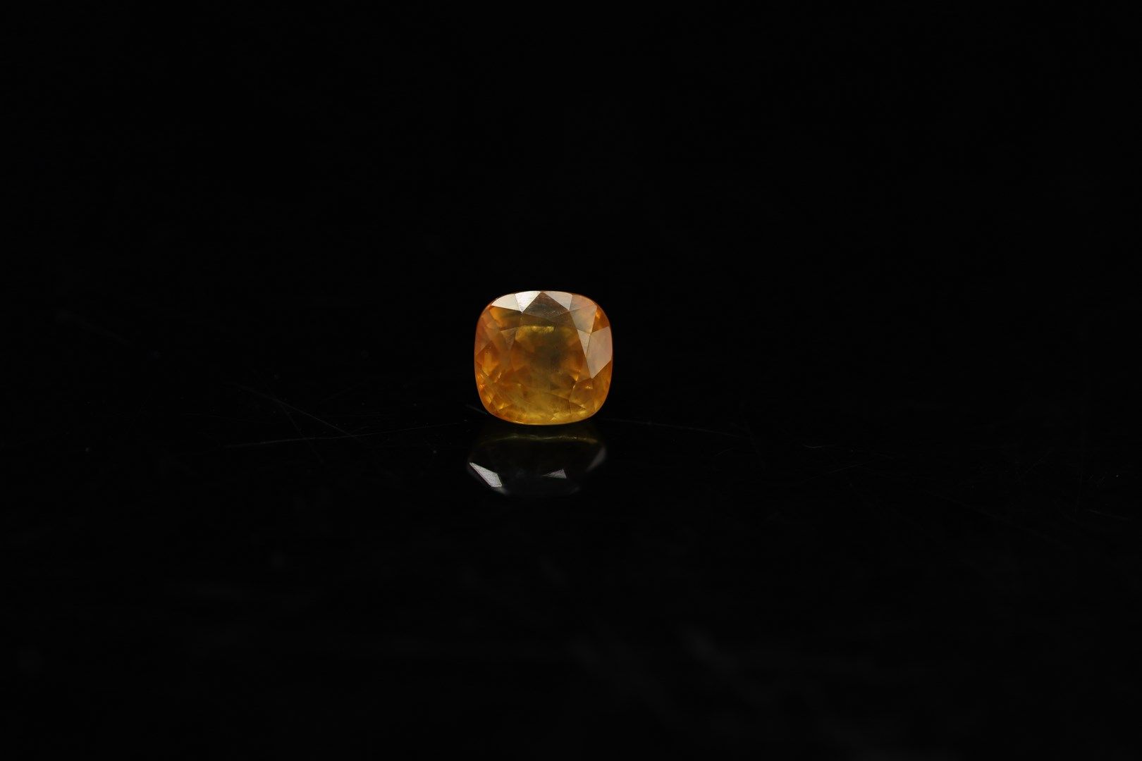 Null 橙黄色枕形蓝宝石，纸质。

重量：4.51克拉。



尺寸：8.3 mm x 8.5 mm x 7 mm