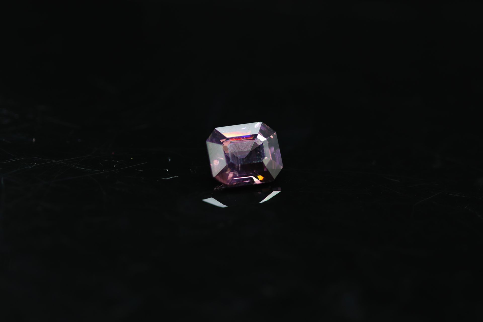 Null Important smoked pink spinel with cut sides. 

Very beautiful clarity.

Wei&hellip;