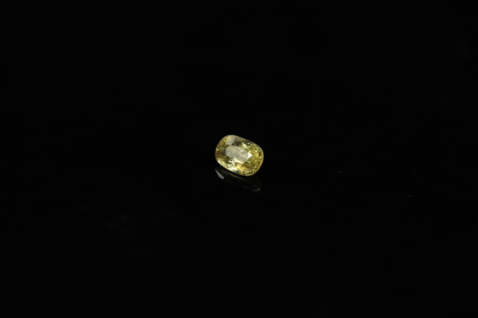 Null 椭圆形香槟色蓝宝石，纸质。

重量：0.76克拉。



尺寸：6.3 mm x 4.3 mm