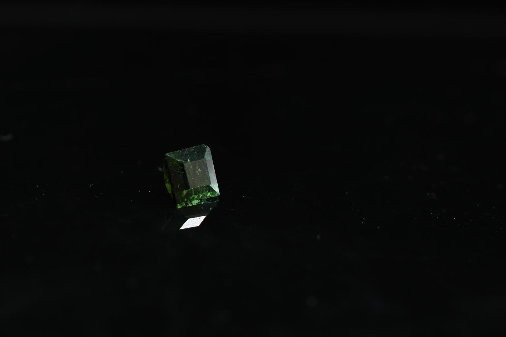 Null Square tourmaline deep green on paper. 

Weight : 3.20 cts. 



Dimensions:&hellip;