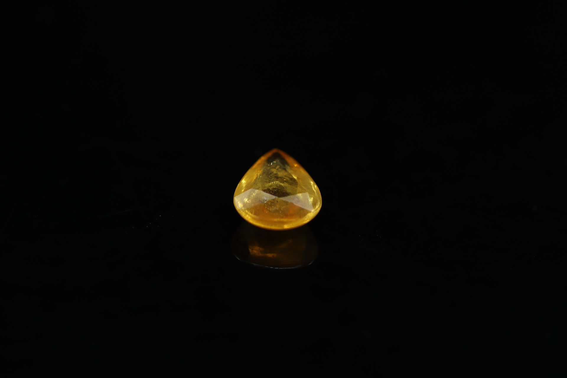 Null 梨黄色蓝宝石，纸质。

重量：3.30克拉。



尺寸：11.6 mm x 8.2 mm