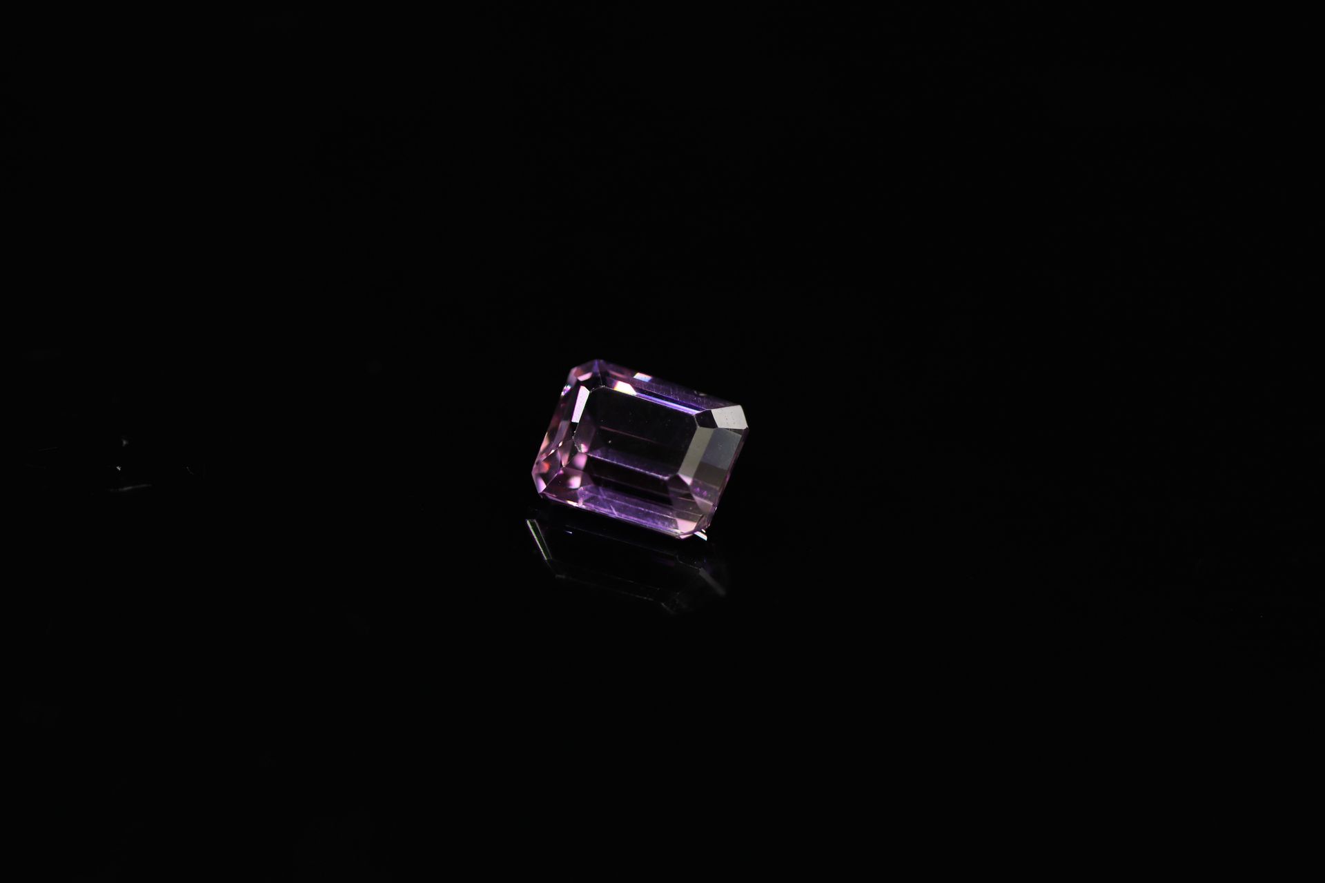 Null 长方形的紫水晶，纸上有切面。

重量：3.2克拉。