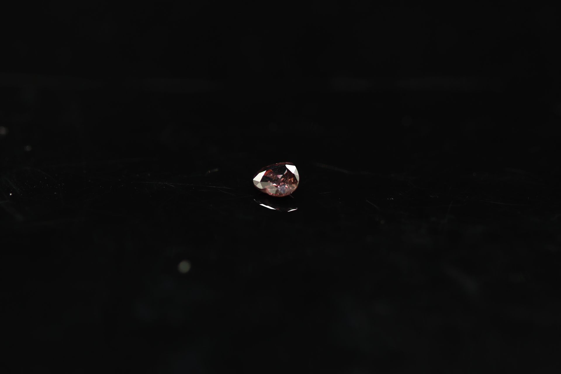 Null 粉红色的心形蓝宝石在纸上。

重量：0.55克拉。



尺寸：5.4 mm x 5.2 mm