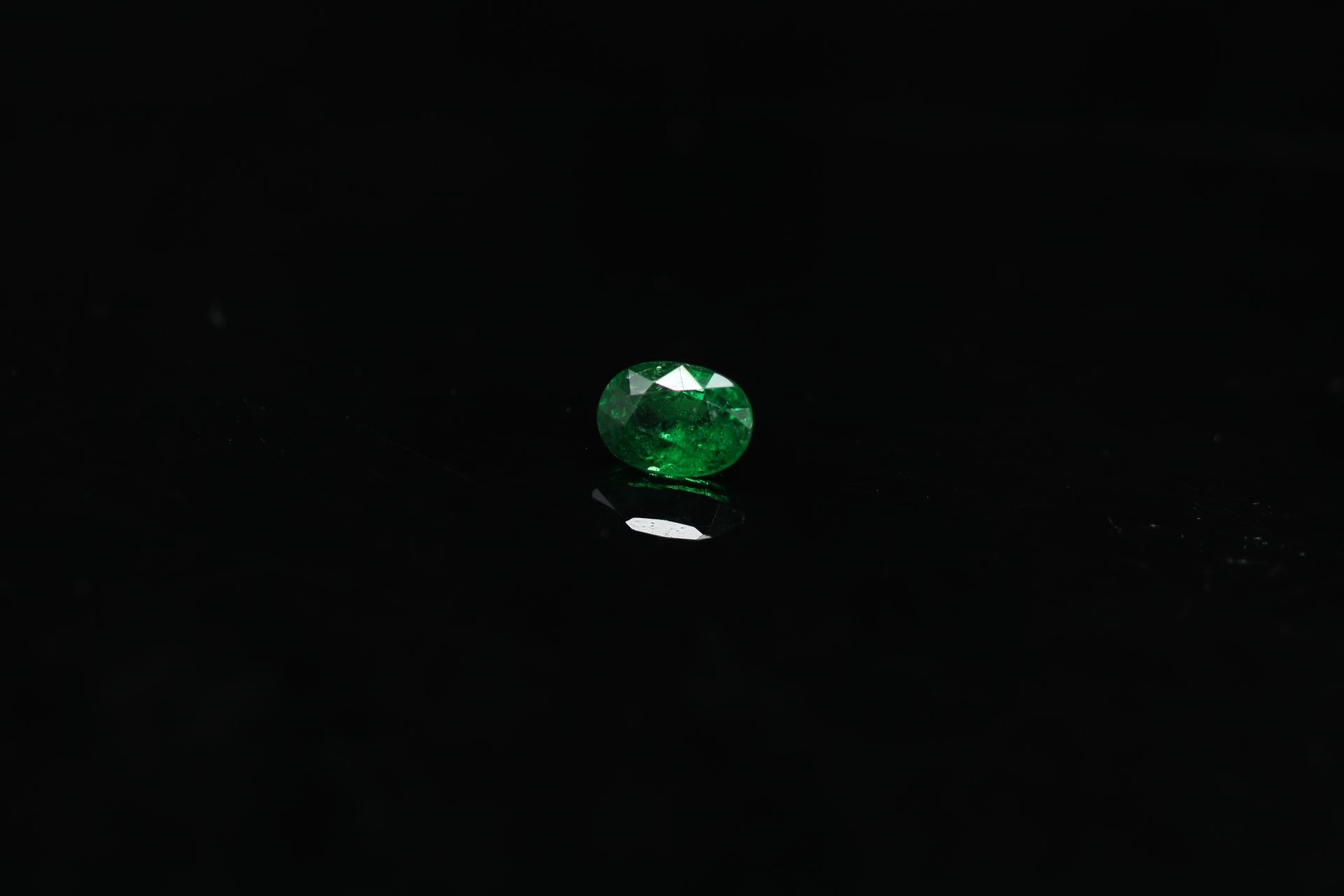 Null Grenat tsavorite ovale sur papier.

Poids : 1.25 cts



Dimensions : 7.2 mm&hellip;