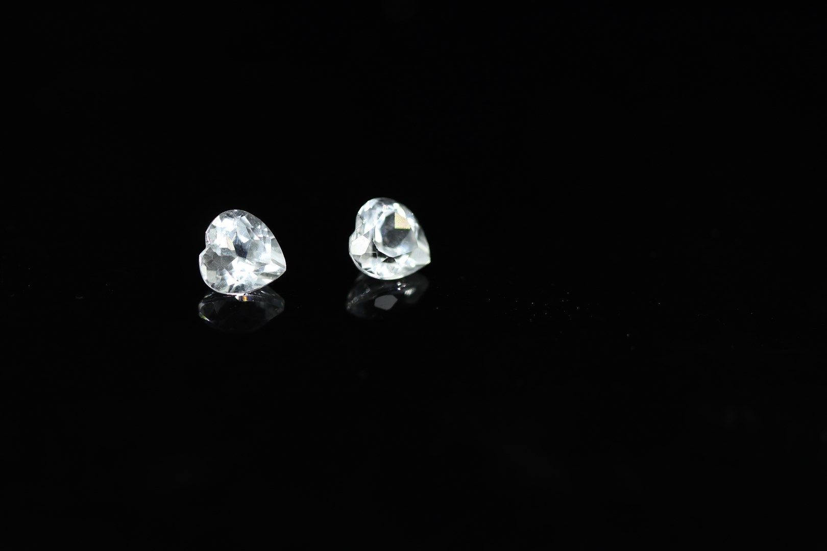 Null A pair of rock crystal hearts on paper.

Weight : 1.87 cts.