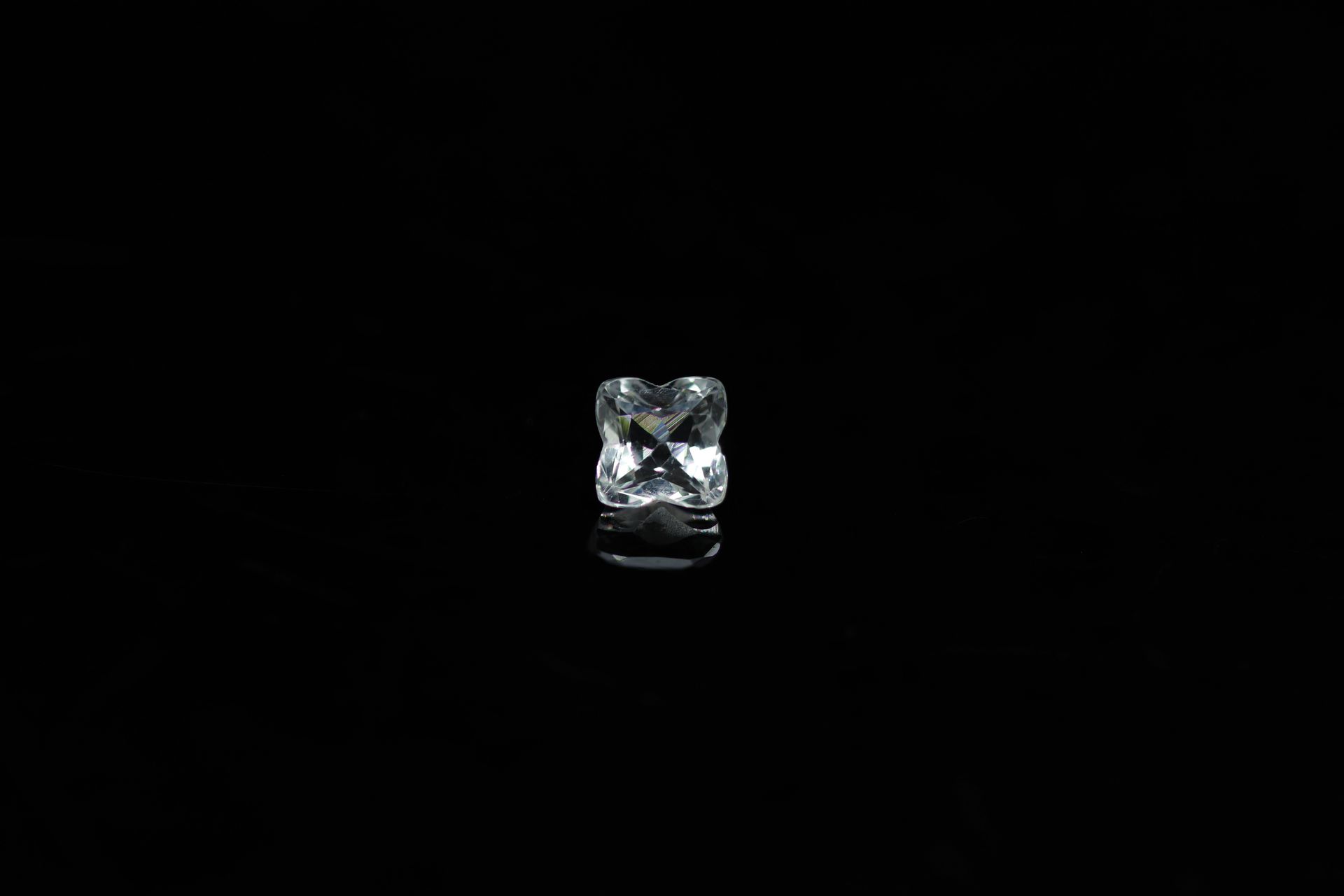 Null Weißer Topas im Fantasieschliff auf Papier. 

Gewicht :1.89 ct. 



Abmessu&hellip;