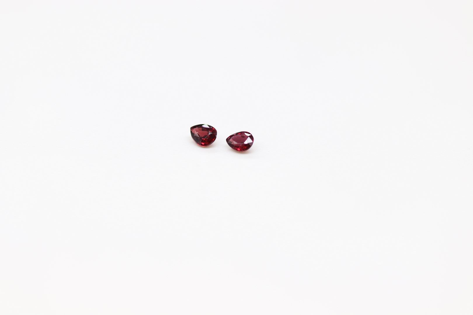 Null A pair of pear-shaped rubies on paper. 

Total weight : 0.40 ct.