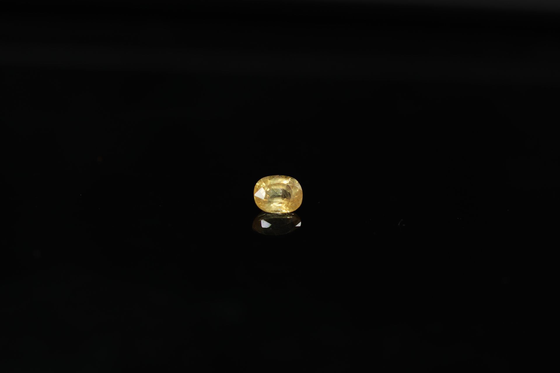 Null Yellow sapphire/cushion salmon on paper. 



Weight : 1.66 ct.