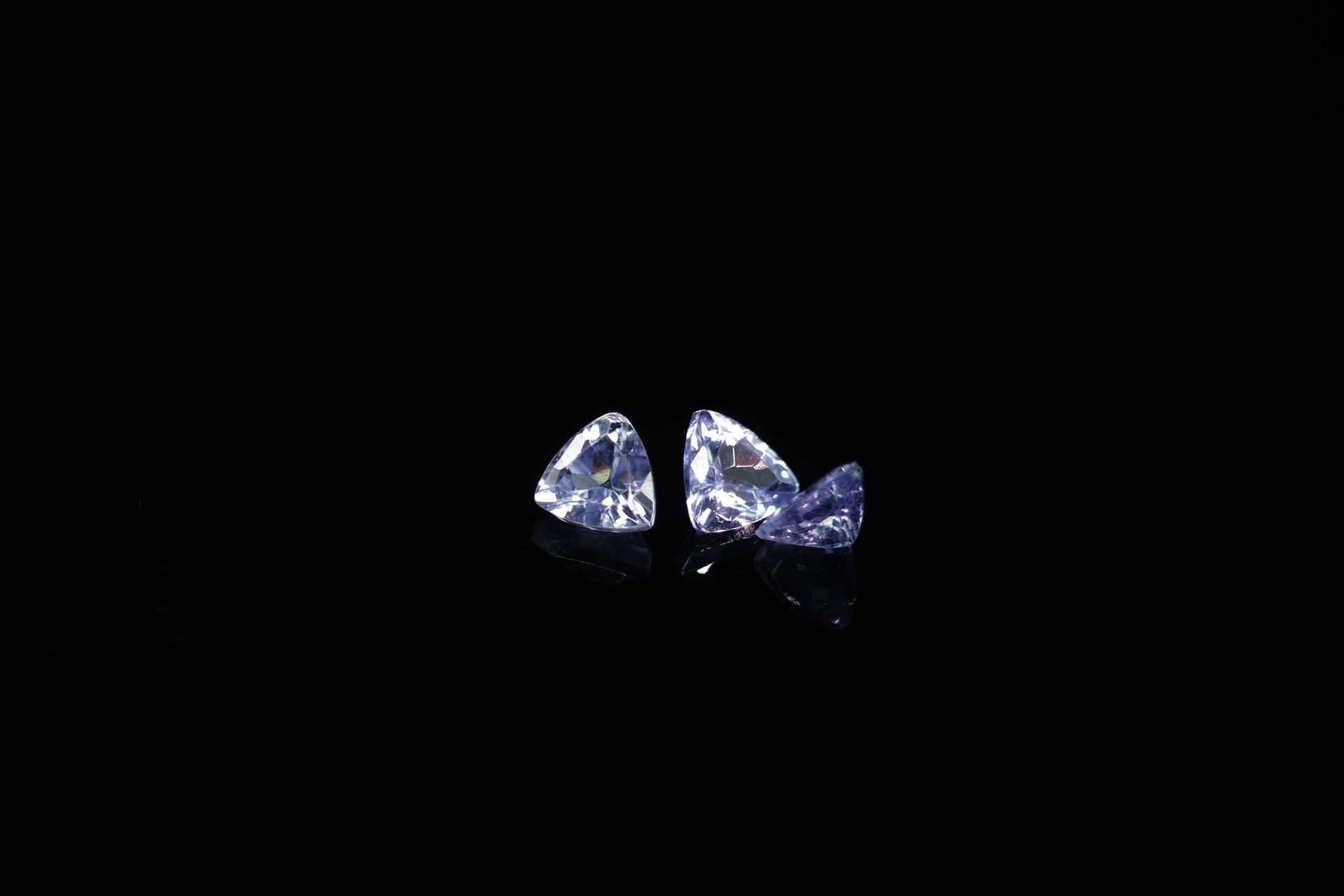 Null Lot de trois tanzanites trillion sur papier. 

Poids total : 0.86 ct. 



D&hellip;