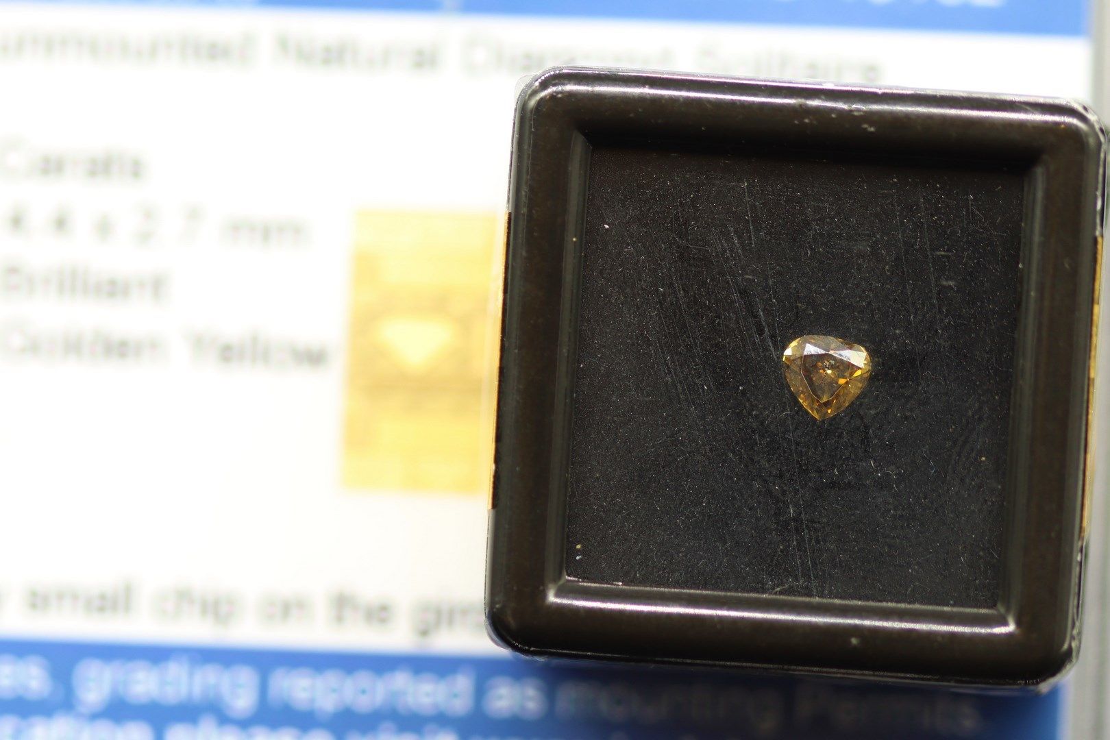 Null Diamant "Vivid Golden Yellow" poire sous scellée. 

Accompagné d'un rapport&hellip;