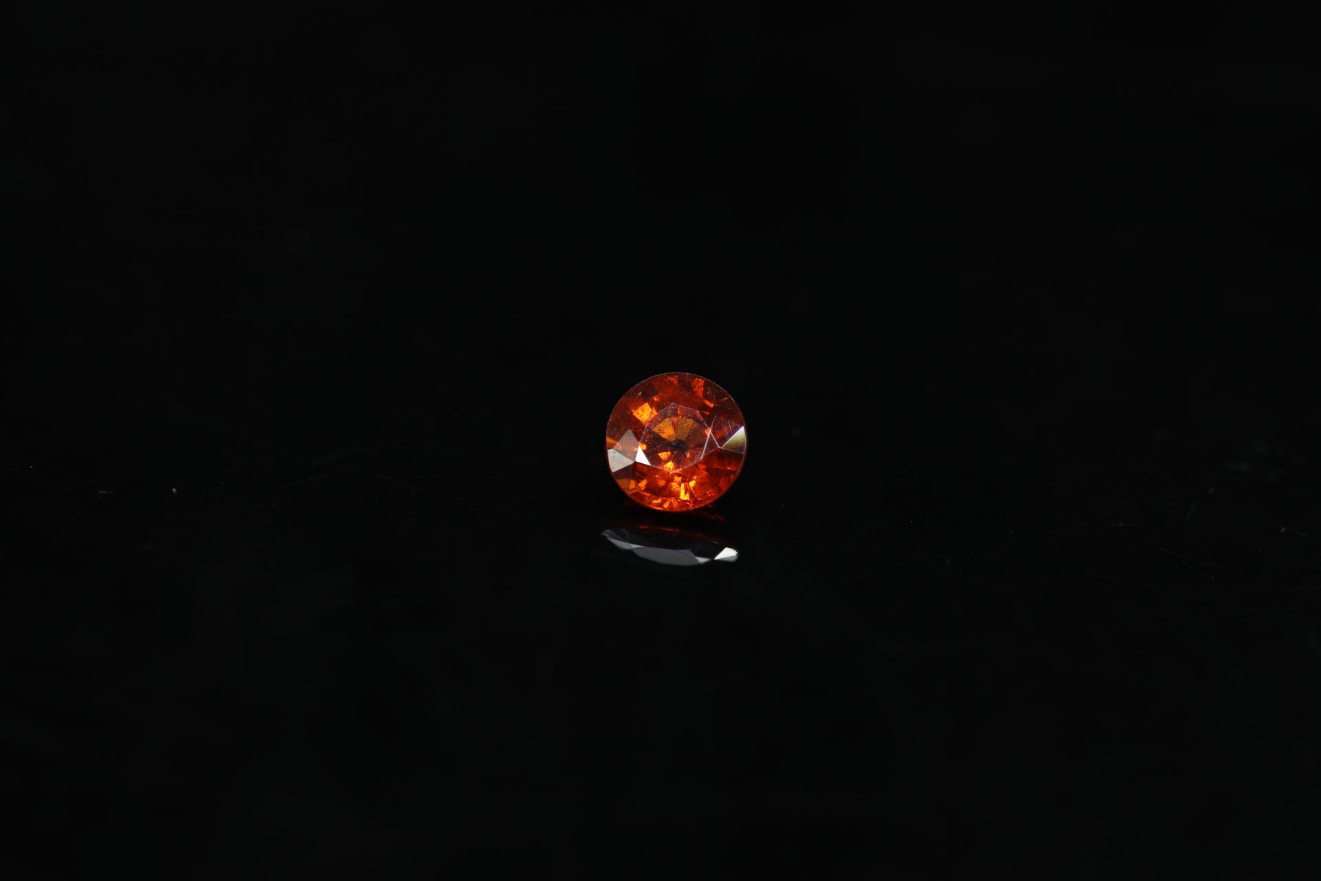 Null 圆形橙红色的石榴石在纸上。

可能是纳米比亚。

重量：1.72克拉。



尺寸：7mm x 4.2 mm