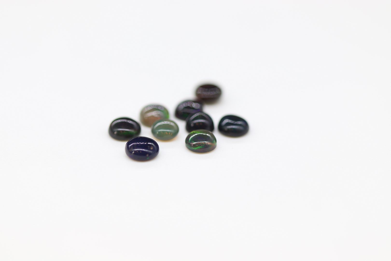 Null Lot of nine black opals cabochon on paper. 

Total weight : 3.07 cts.