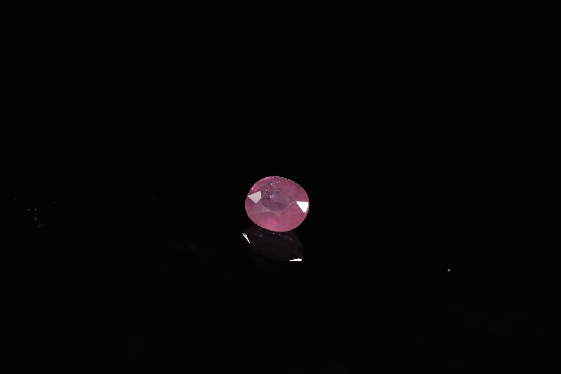 Null 
Zafiro rosa ovalado sobre papel.

Peso : 3,30 ct.

Tamaño : 9,2 mm x 7,7 m&hellip;