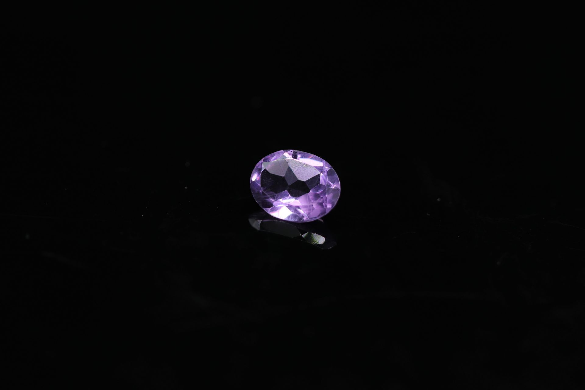 Null 椭圆形紫水晶，纸质。

重量：1.57克拉。



尺寸：9.2 mm x 7.2 mm