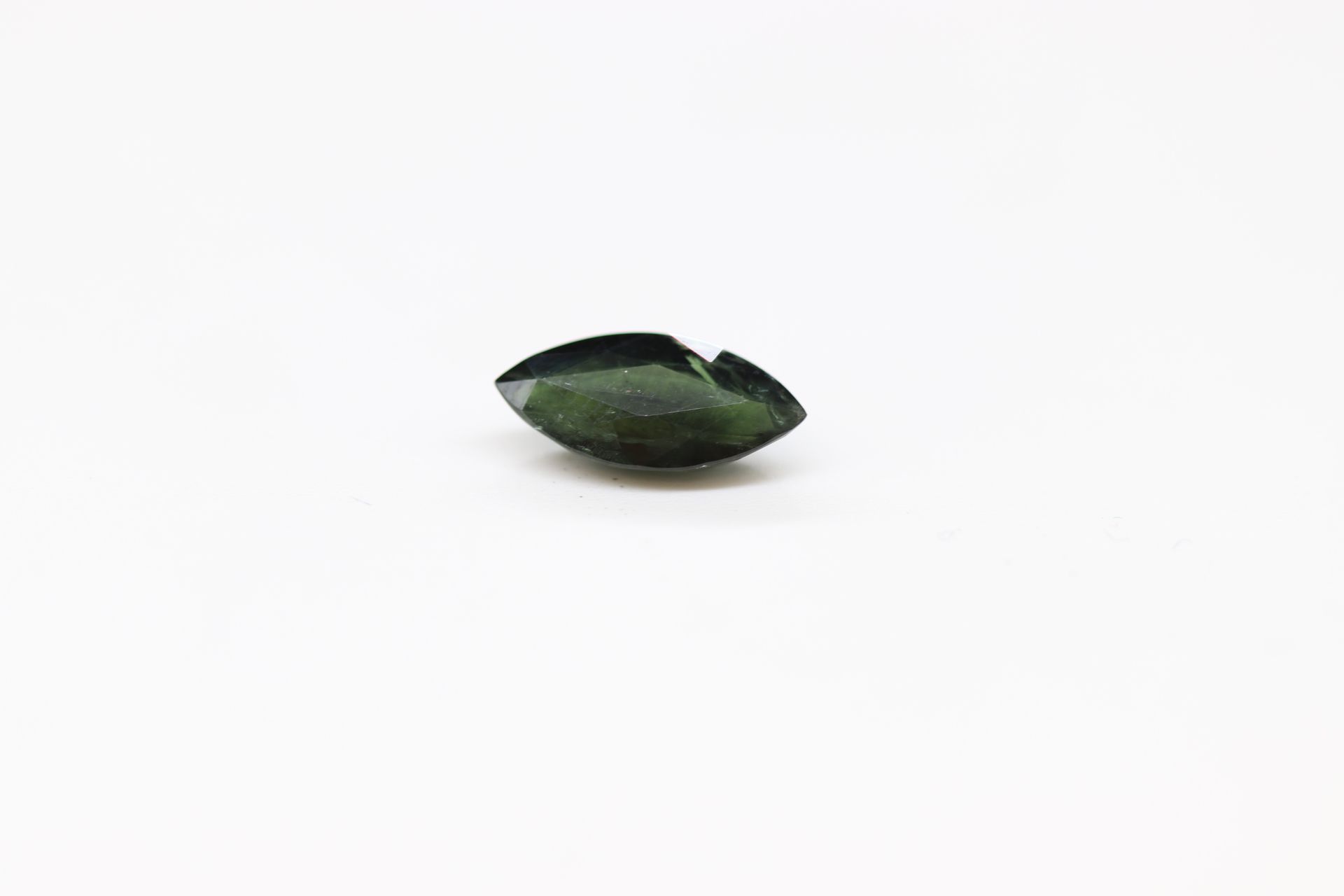 Null Dark green blue marquise sapphire on paper. 

Weight 3.47 cts. 



Dimensio&hellip;