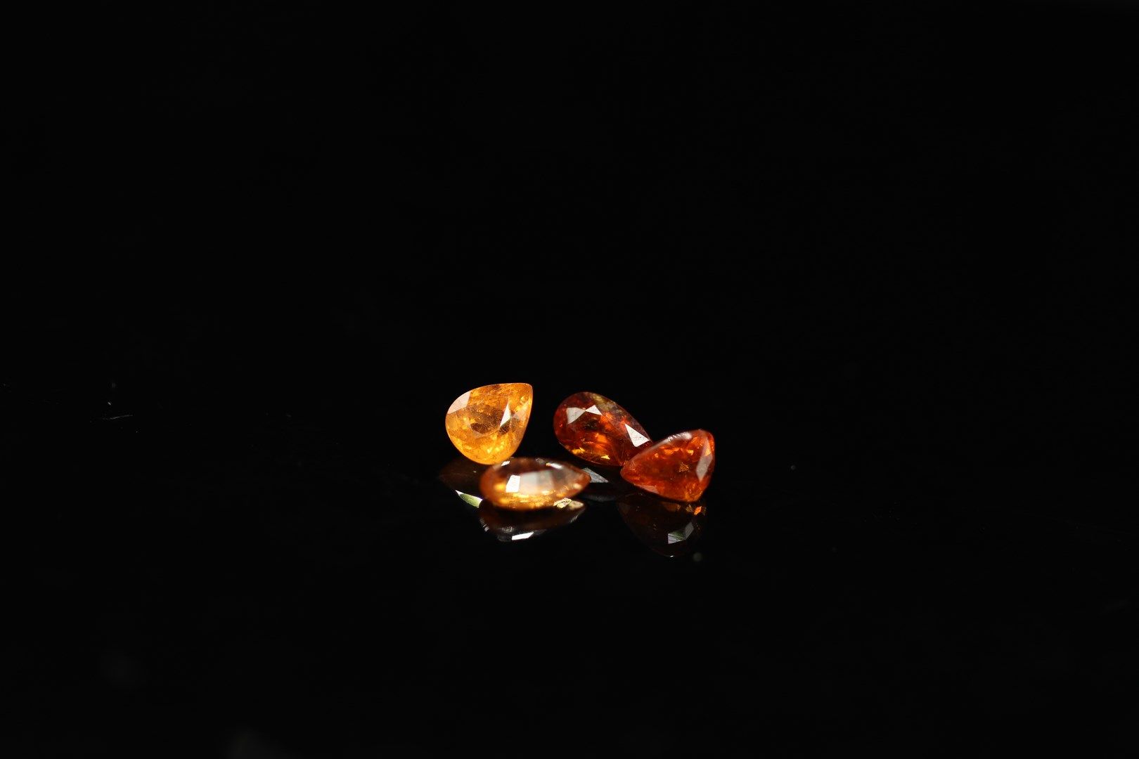 Null Lot von vier lebhaft orangefarbenen Birnengranaten auf Papier. 

Gewicht: 4&hellip;