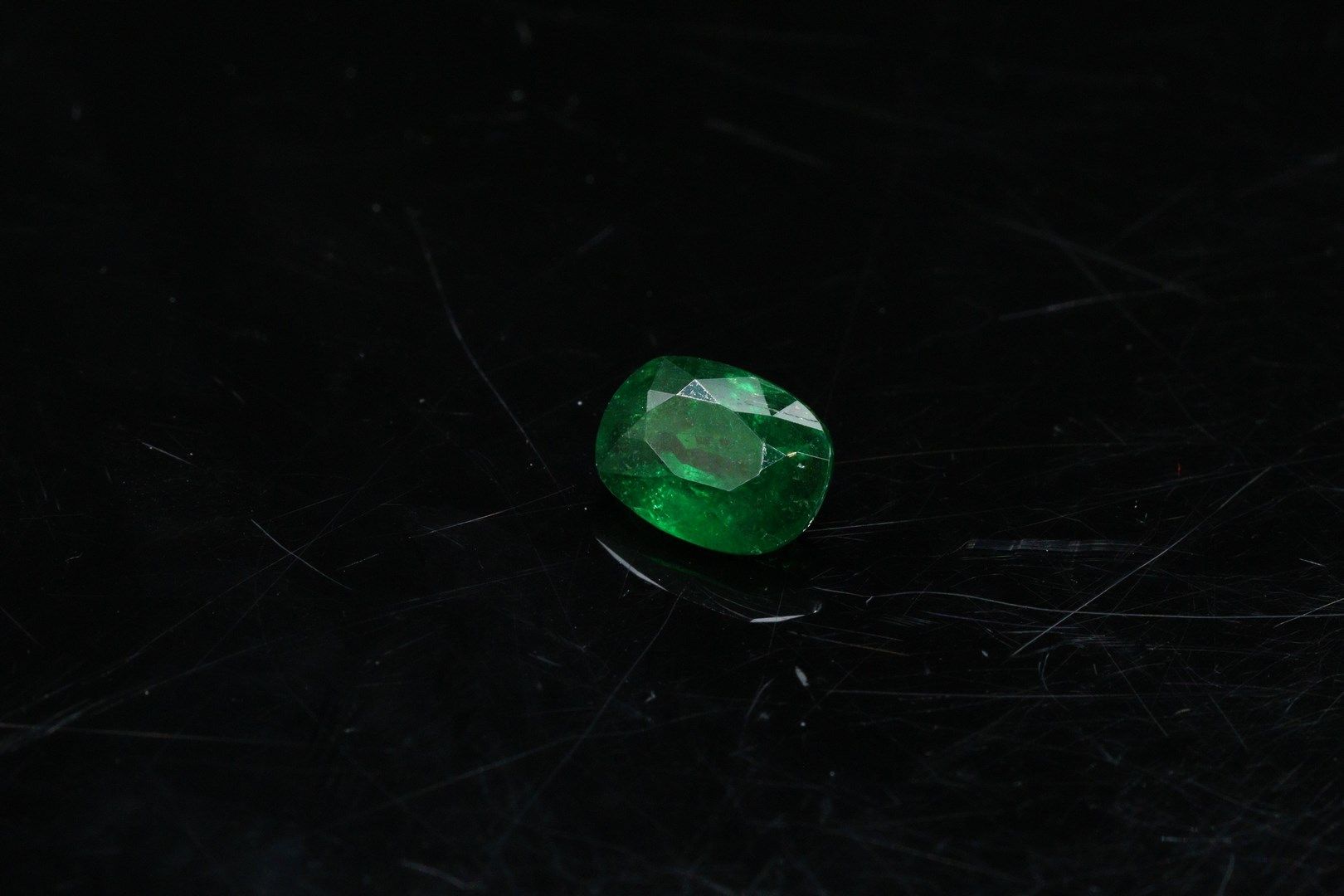 Null Ovaler Tsavorit-Granat auf Papier. 

Gewicht: 3.28 ct. 



Abmessungen: ca.&hellip;