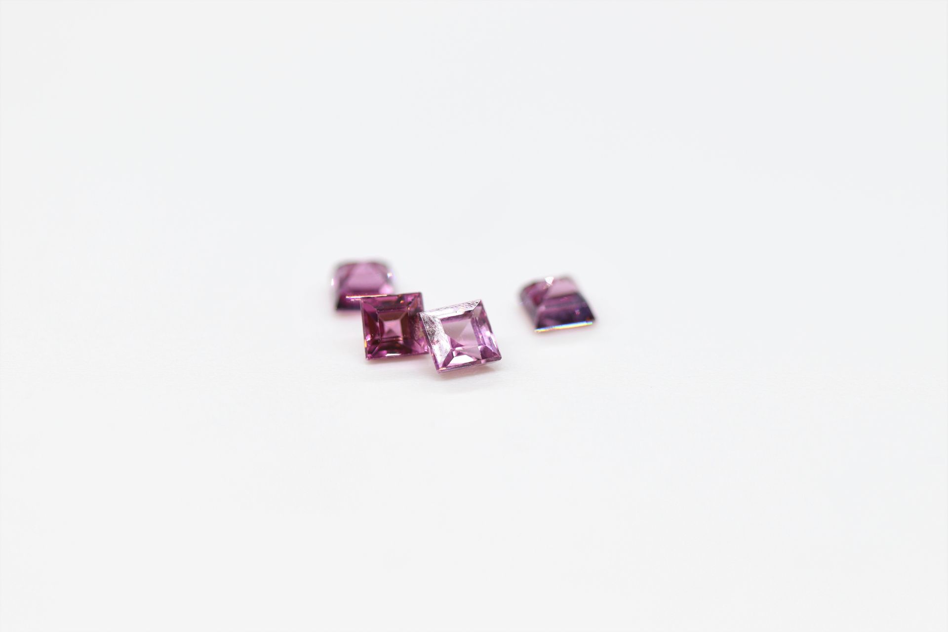Null Lot of four pink malaya garnets princess cut on paper. 

Weight : 1.32 ct.