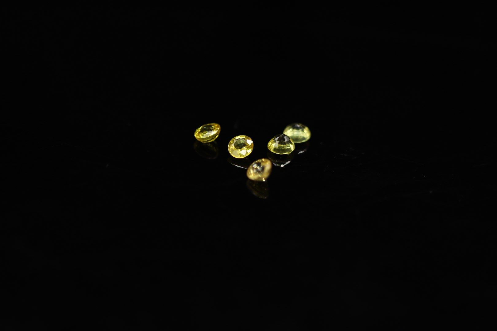 Null Lot de cinq saphirs jaunes ronds sur papier.



Poids : 2.15 cts.