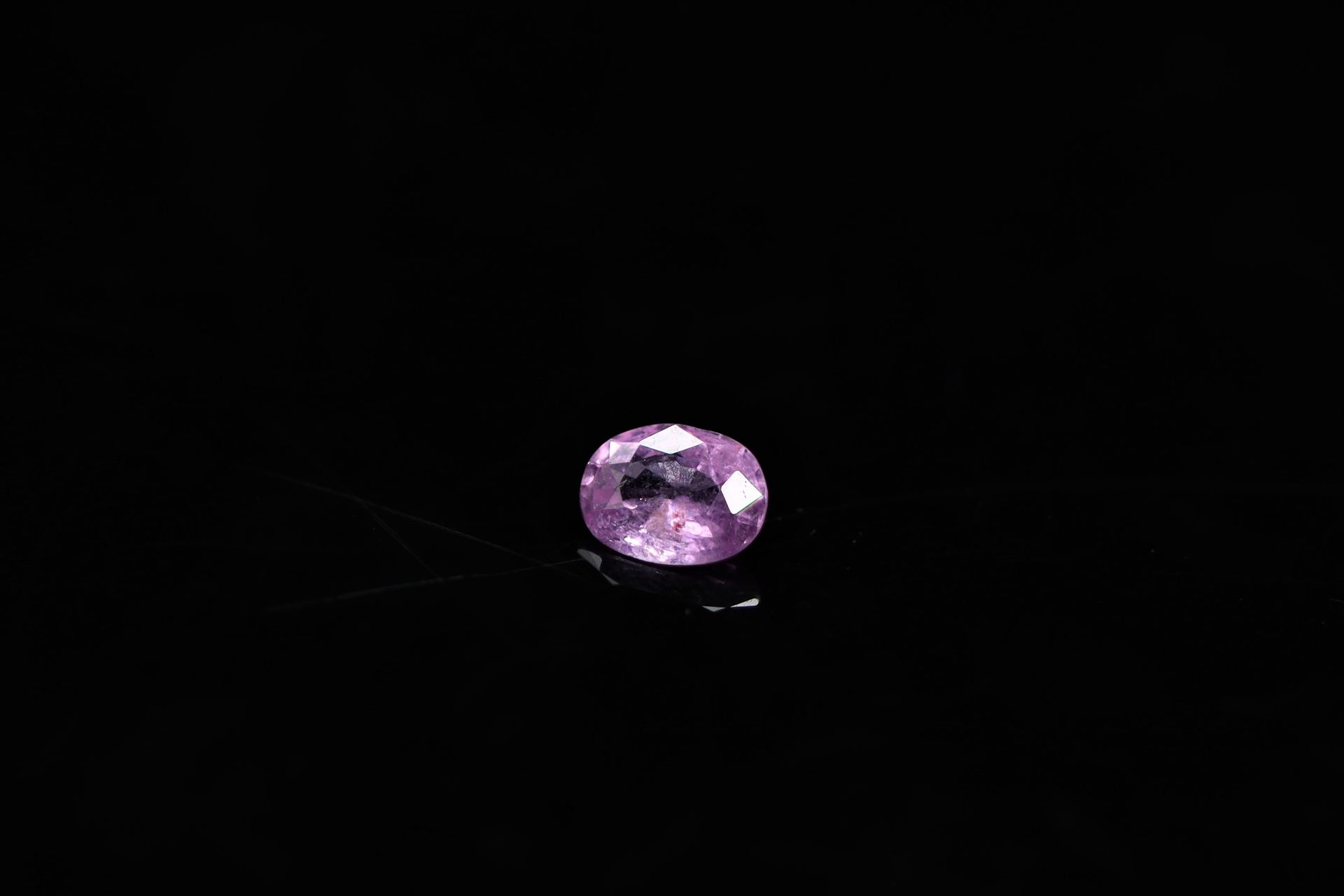 Null 椭圆形粉色蓝宝石，纸质。

重量：0.41克拉。

可能是莫桑比克。



尺寸：5 mm x 3.8 mm