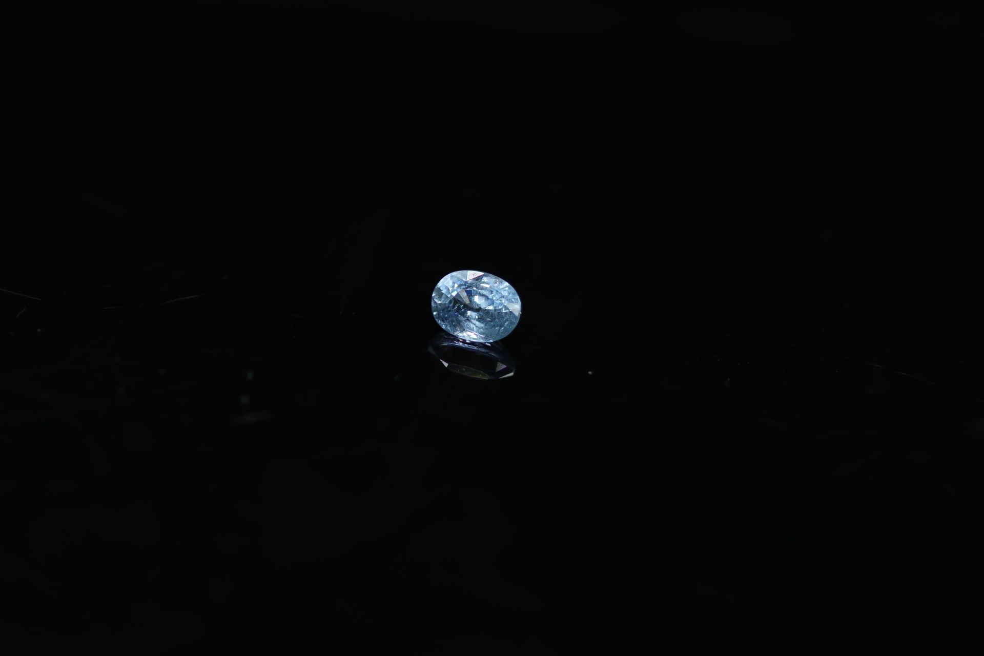Null 椭圆形蓝宝石，纸质。

重量：0.78克拉。



可能是没有暖气的。



尺寸：5.8 mm x 4.4 mm左右。