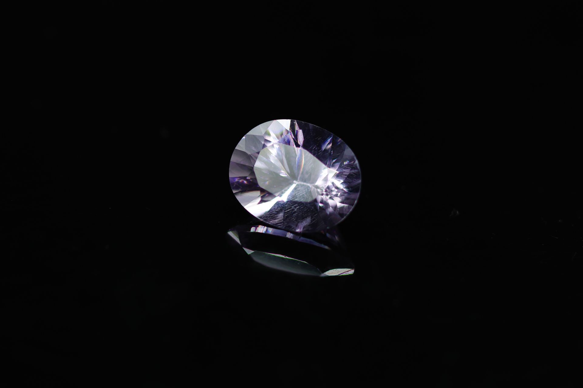 Null 椭圆形紫水晶，纸质。

可能没有加热。

重量：7.16克拉。



尺寸：14.7 mm x 11.7 mm
