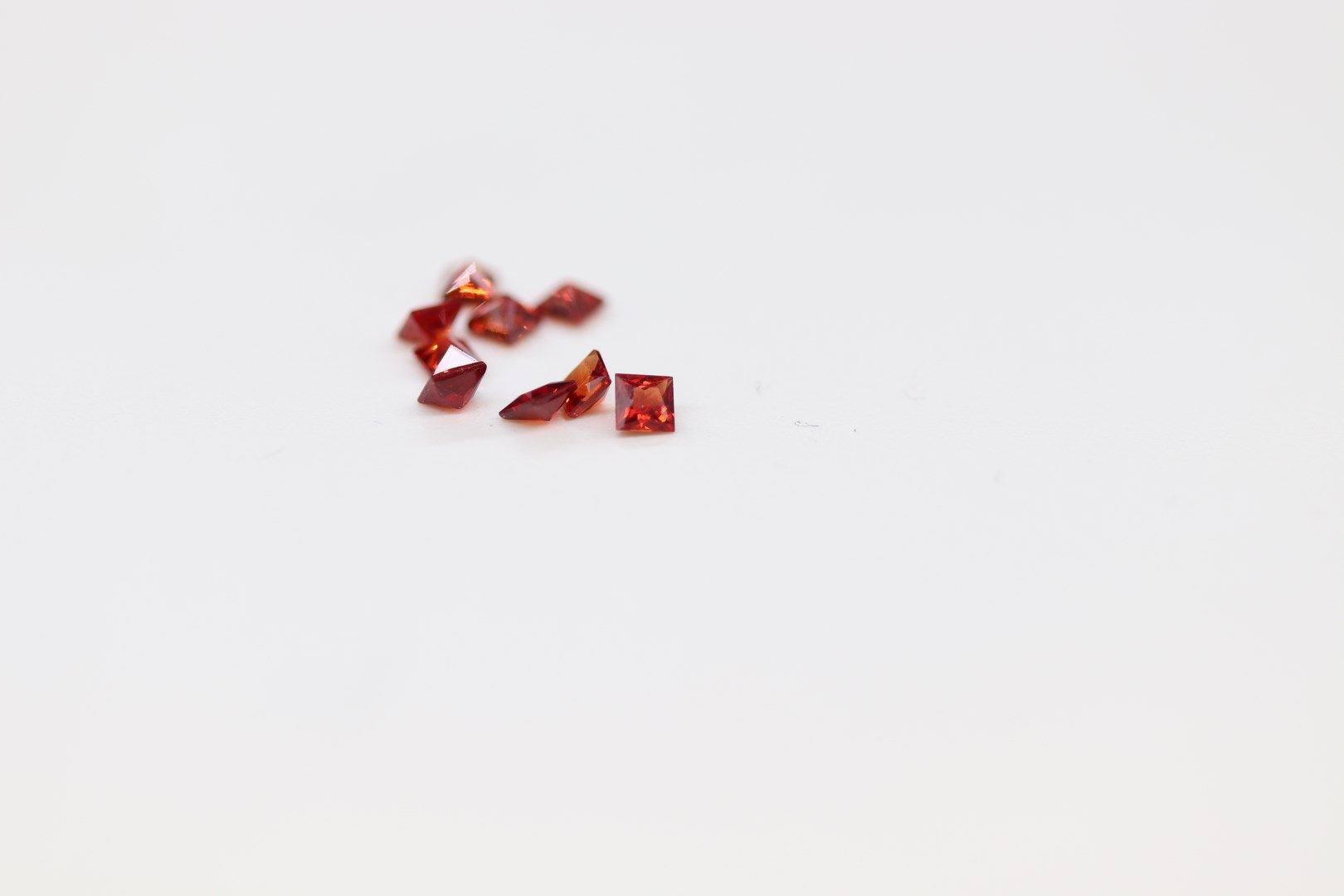 Null Lot of nine red-orange sapphires of pavement of size princess on paper. 

W&hellip;