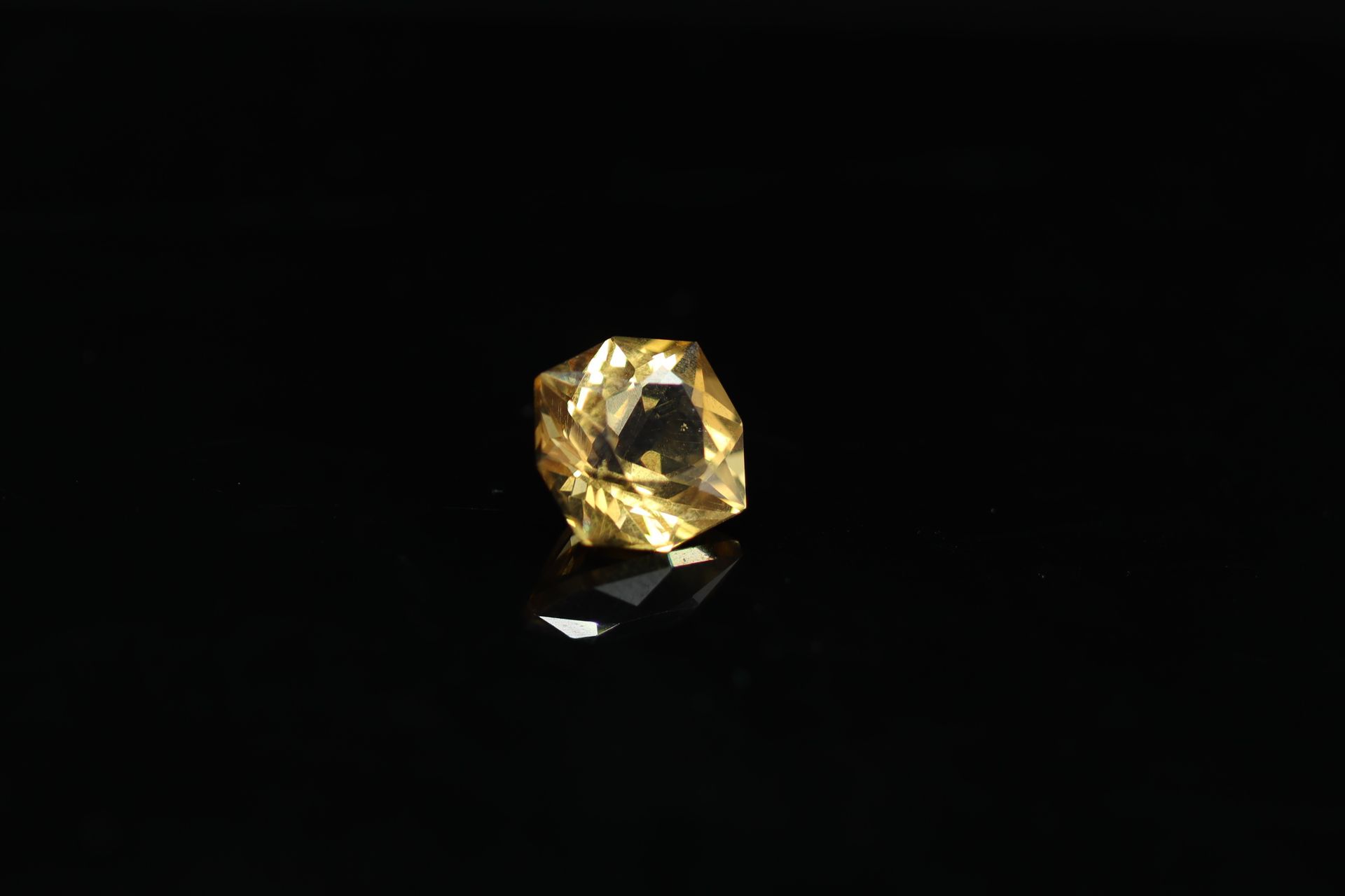 Null 花式切割黄水晶在纸上。

重量：3.14克拉。



尺寸：9.6毫米左右。