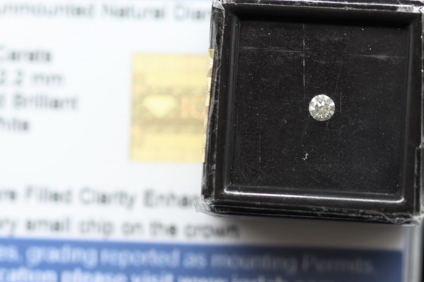 Null 印章下的圆形 "非白色 "钻石。



附带一份由IGR出具的证明，说明:

净度 : SI2

无荧光

骨折填充治疗。



重量：0.17克拉。