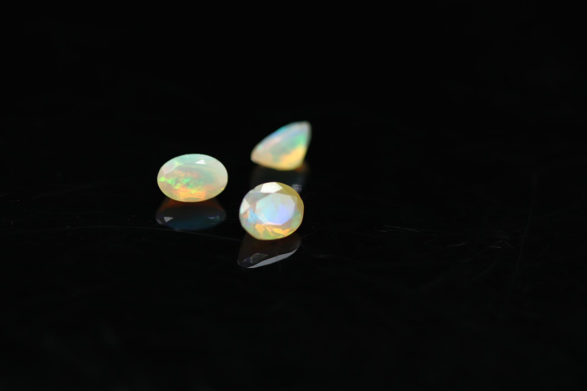 Null Lot von drei ovalen Opalen auf Papier.

Gesamtgewicht: 1,06 ct.