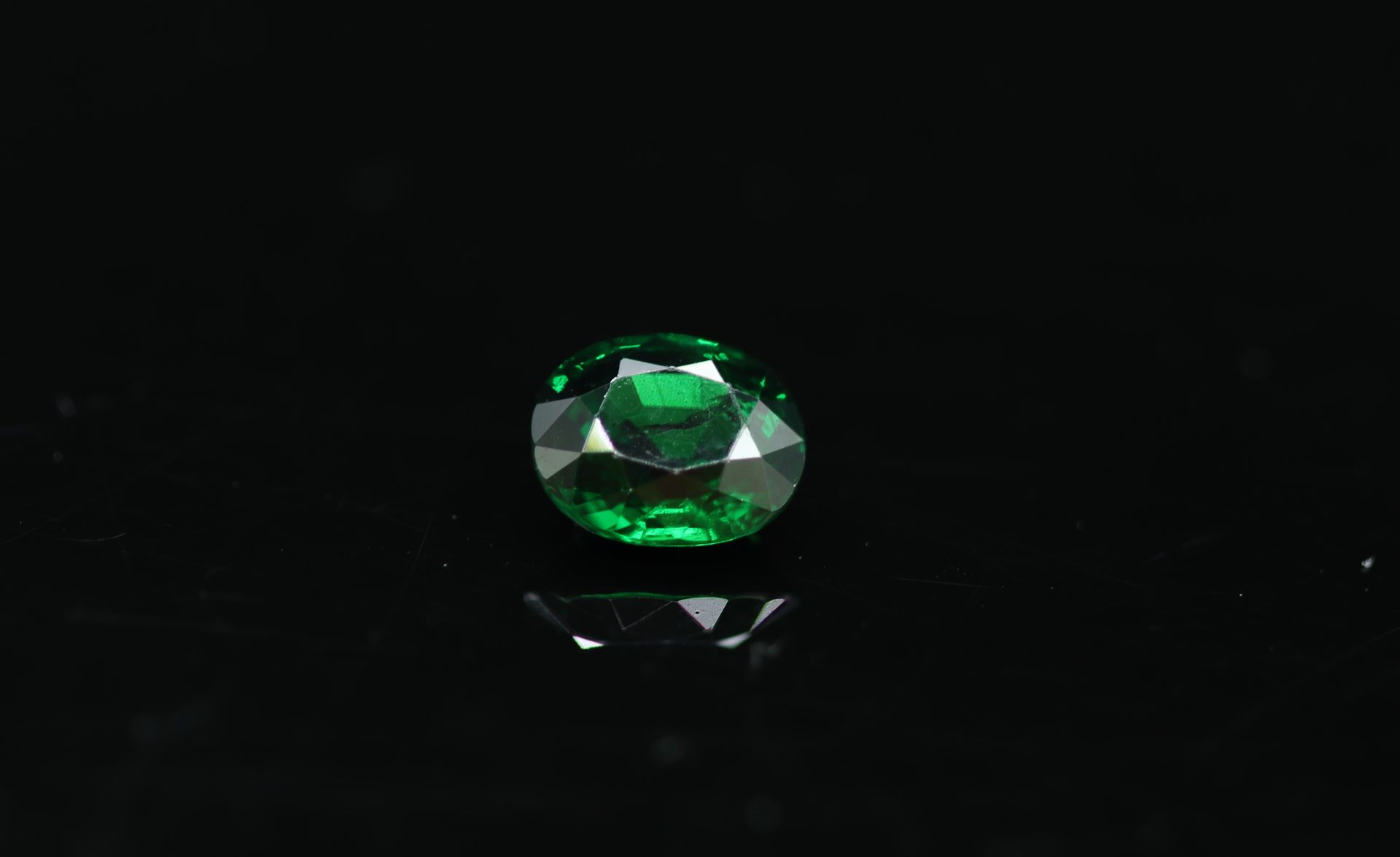Null Oval tsavorite garnet on paper. 

Weight : 2.47 cts. 



Dimensions : 7.4 m&hellip;