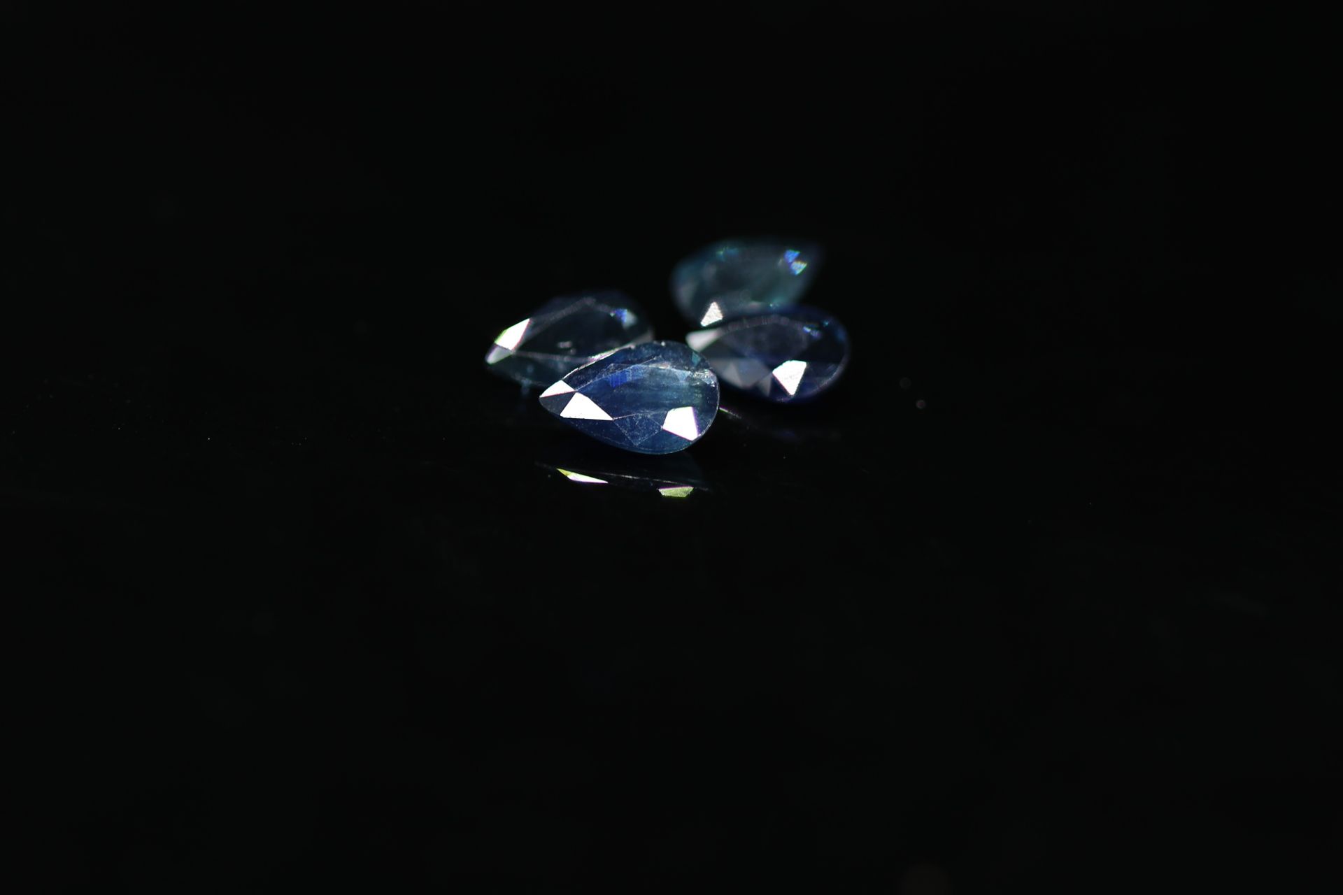 Null Lot de quatre saphirs poire sur papier. 

Poids total : 2.70 cts.