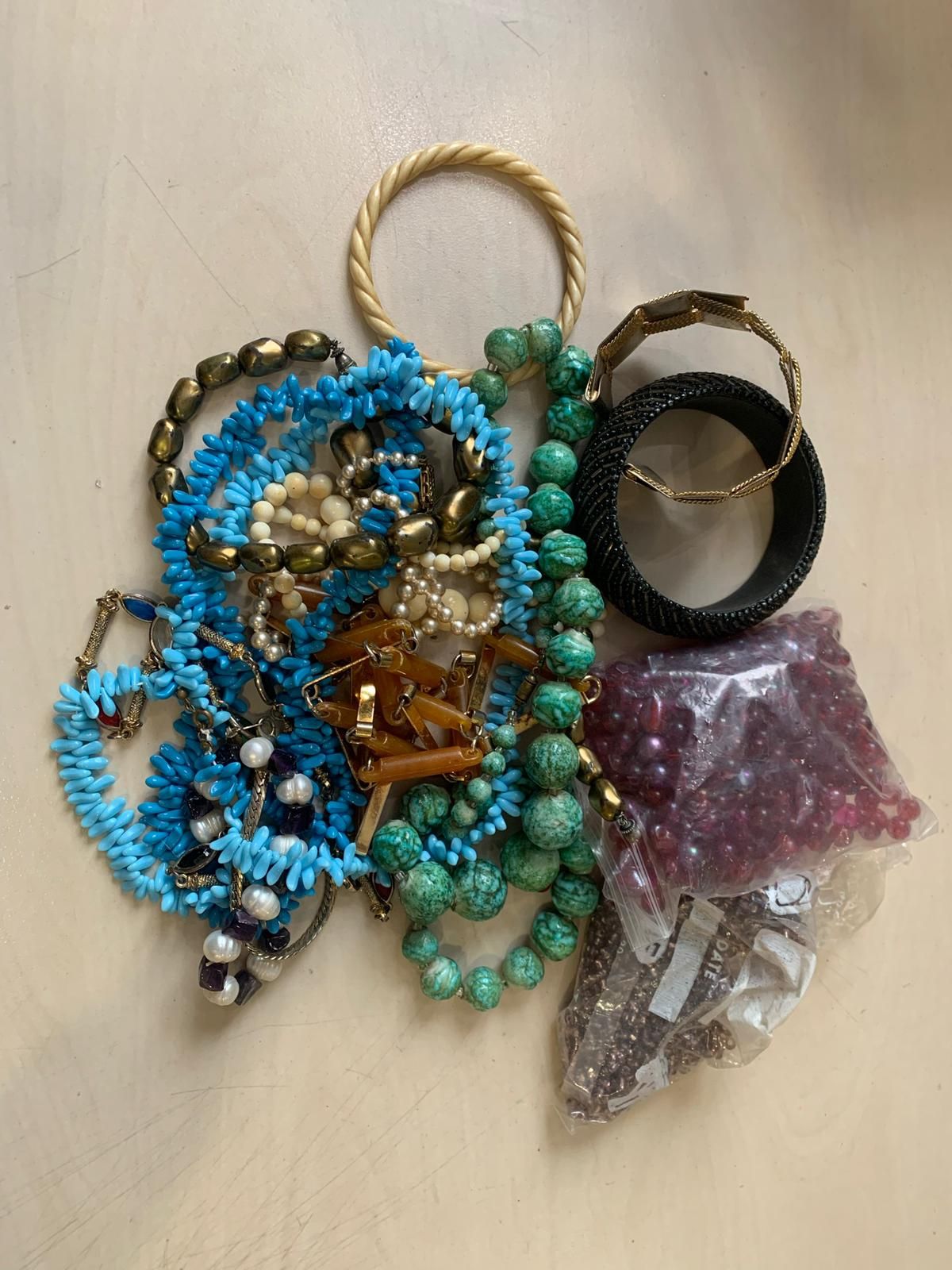 Null Lot de bijoux fantaisies comprenant colliers, bracelets, chaînes et divers.