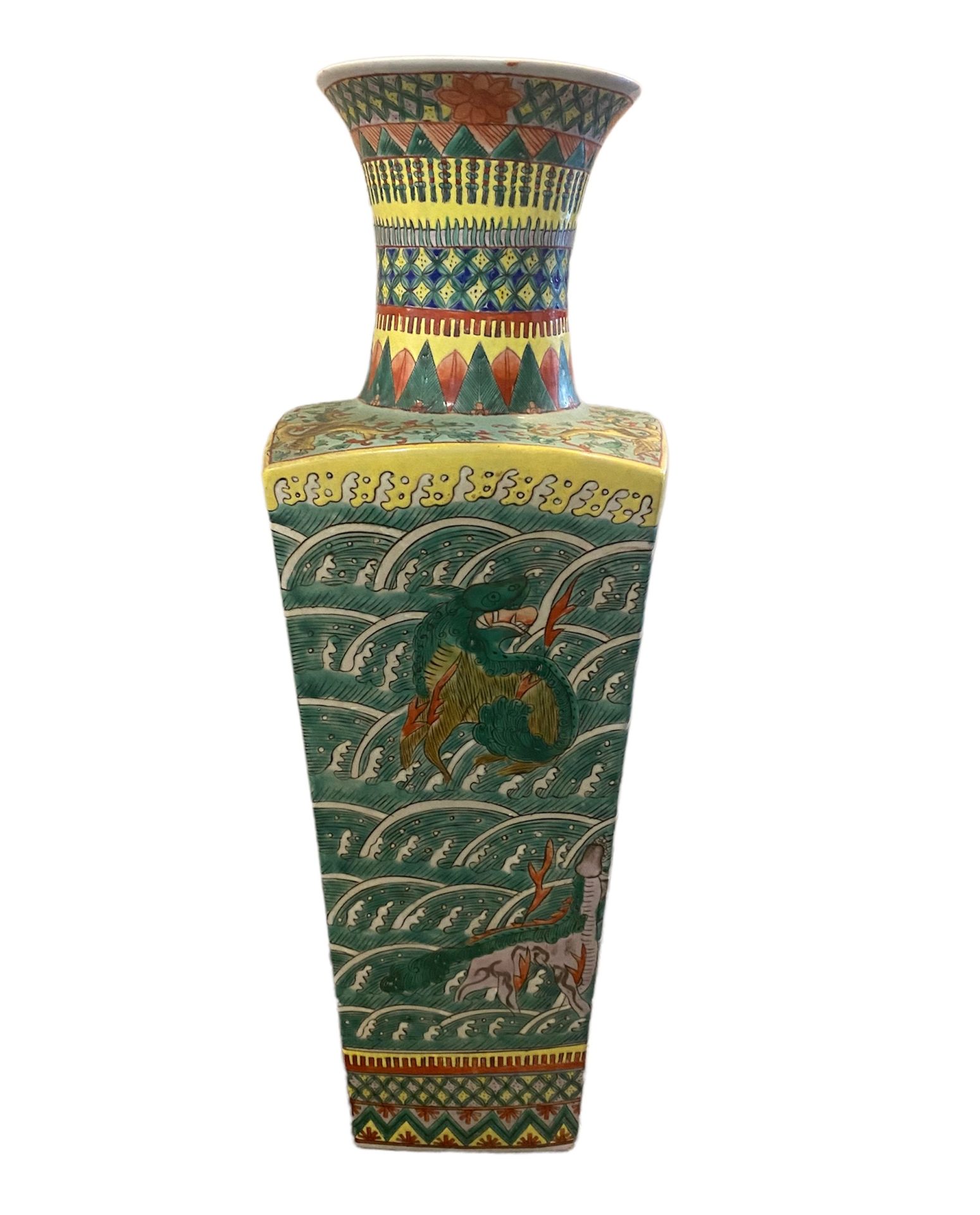 Null 绿色家族风格的大方瓷瓶，装饰着从海里出来的海兽。

中国，20世纪

H.58厘米