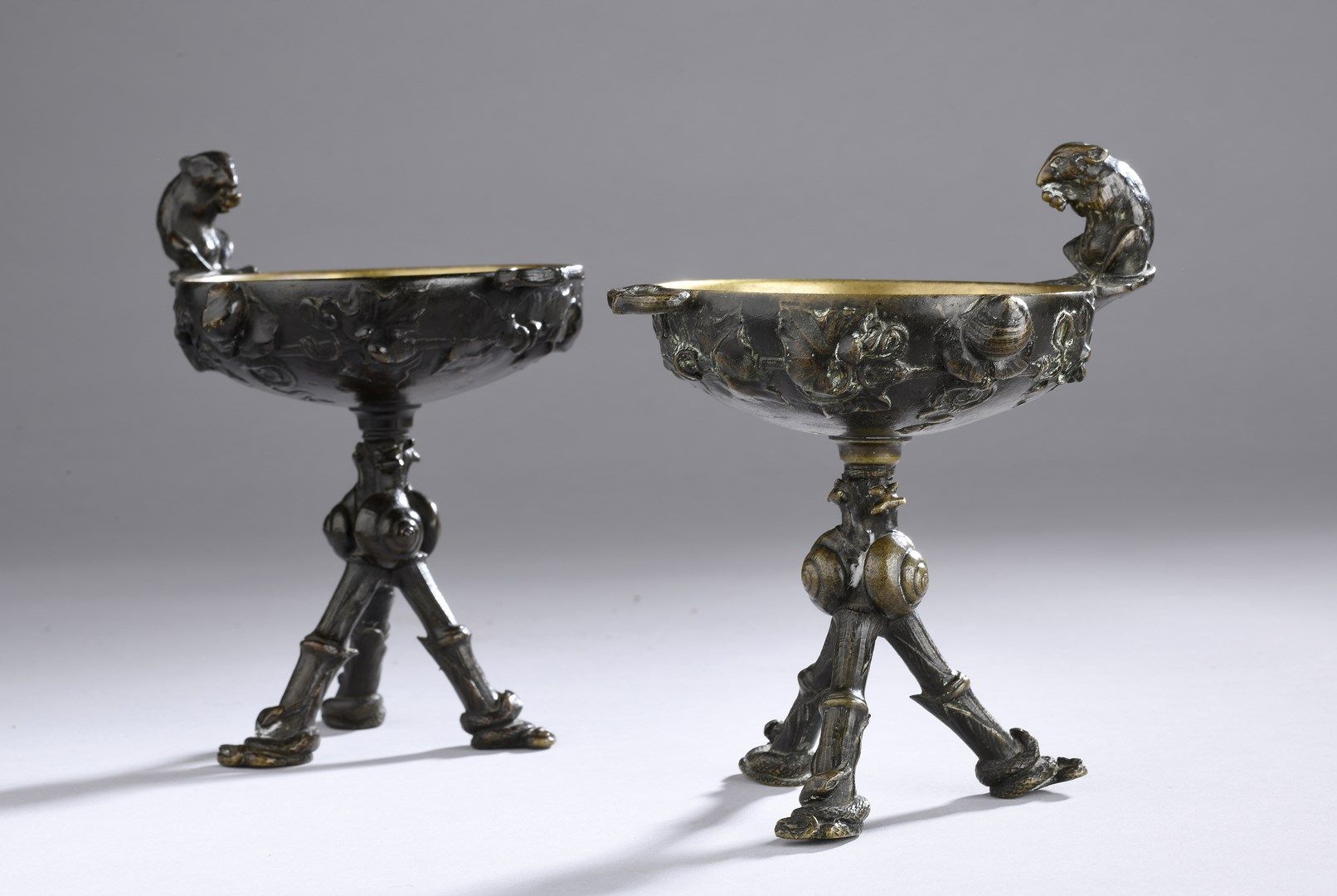 Null 凯恩-奥古斯特-尼古拉，1821-1894

杯子上有蛇、蜗牛和一只老鼠

两个有棕色铜锈的鼎形铜杯，装饰有藤叶、蛇、蜗牛和一只老鼠（主要是其中一个有&hellip;
