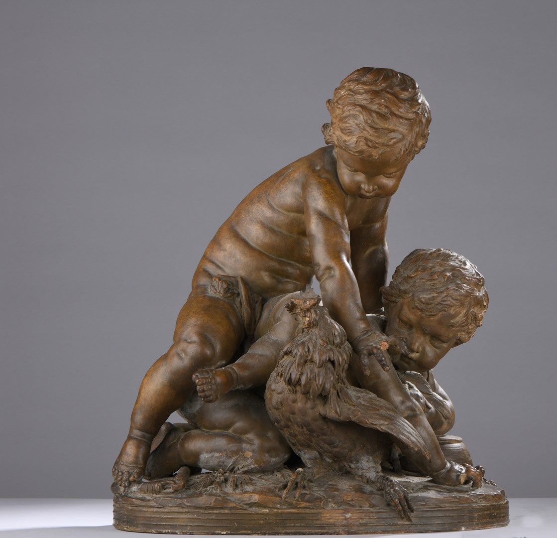 Null 无名氏 19世纪，克洛迪昂和朱尔-安托万-卢梭的风格

两个孩子和一只公鸡玩耍

古代陶器组（事故和缺失部分）

无符号

高度：47厘米 宽度：40&hellip;