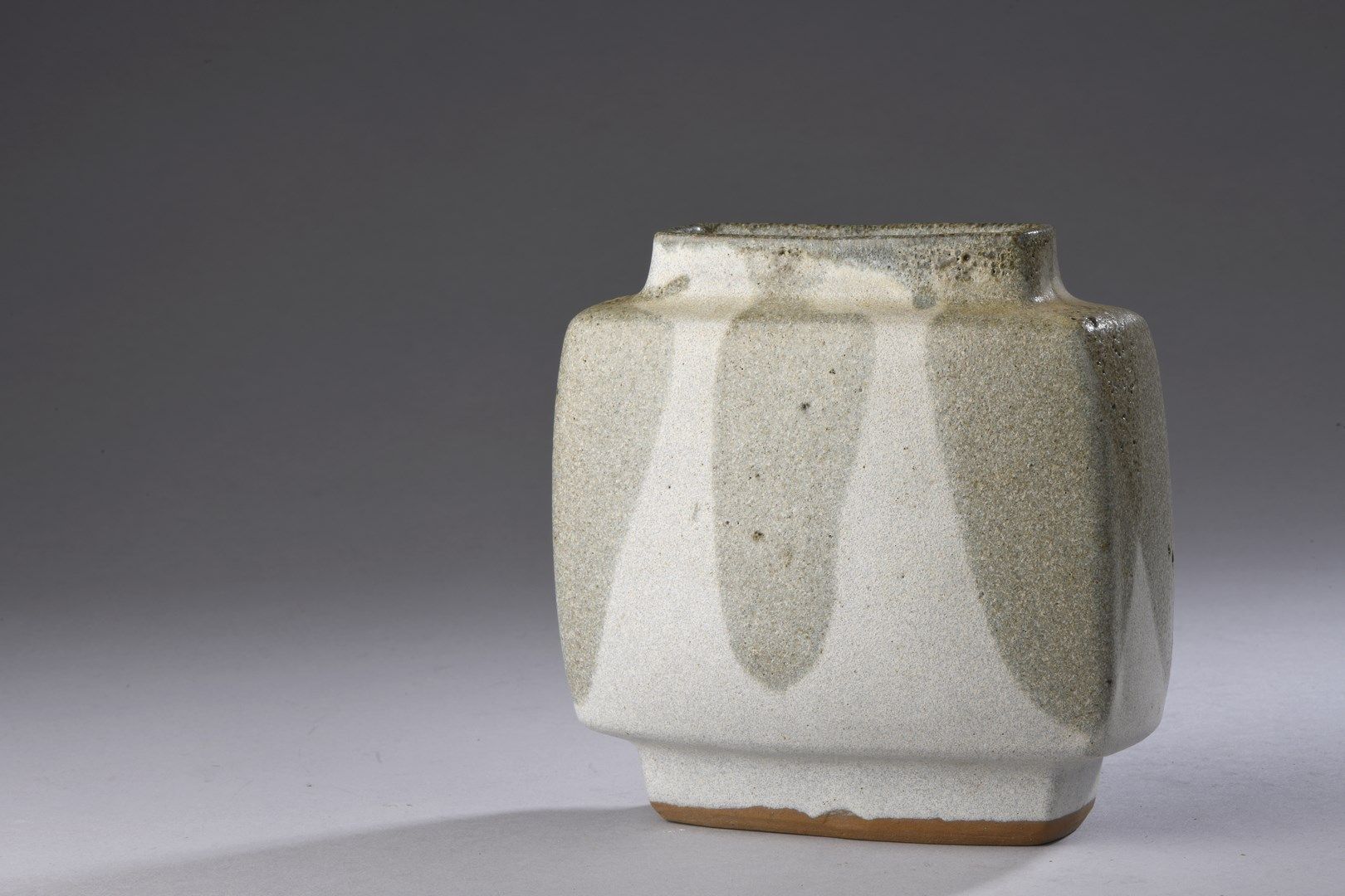 Null Pierre CULOT (1938 - 2011) 

Vase en grès à corps quadrangulaire et col en &hellip;