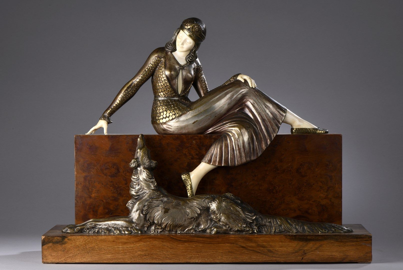 Null 阿尔芒-莱莫 (1881 - 1936)

"带阿富汗灰狗的女人"。

象牙雕像，头部、手部、胸部和脚部为象牙；衣服、头饰、鞋子和狗为银色和阴影的鎏金&hellip;