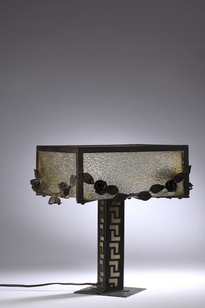 Null TRAVAIL ETRANGER

Lampe de table en fer forgé à fût quadrangulaire à décor &hellip;