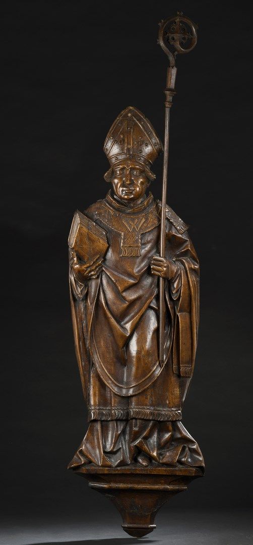 Null Saint Evêque en bois sculpté en applique et patiné. Debout sur une console &hellip;