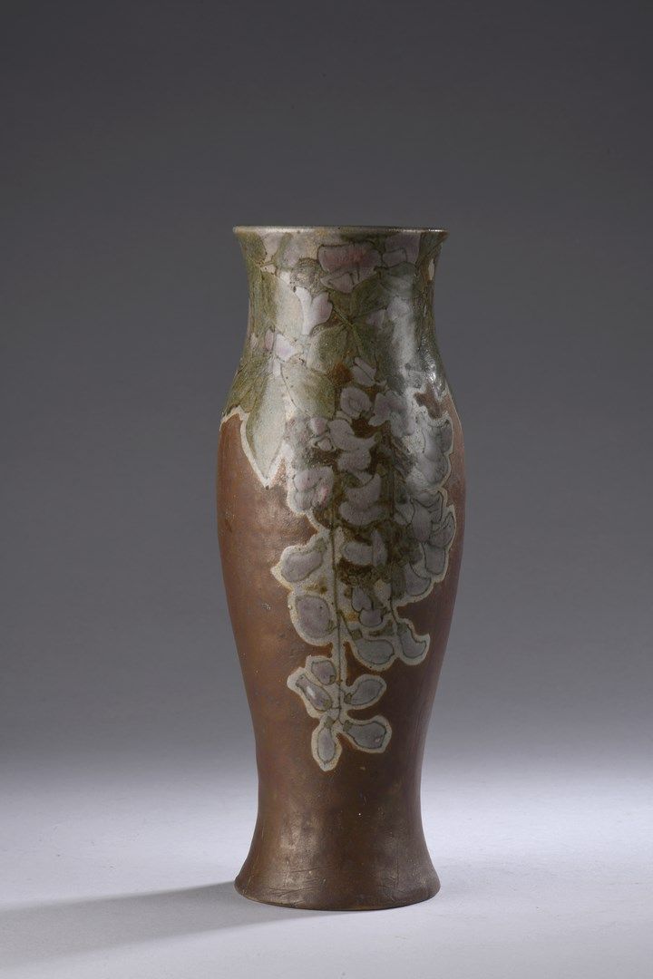 Null 埃米尔-德科勒 (1876 - 1953) & 埃德蒙-拉赫纳 (1855 - 1948)

陶瓷花瓶，瓶身为巴斯特，瓶颈为圆锥形。珐琅彩多色紫藤花装&hellip;