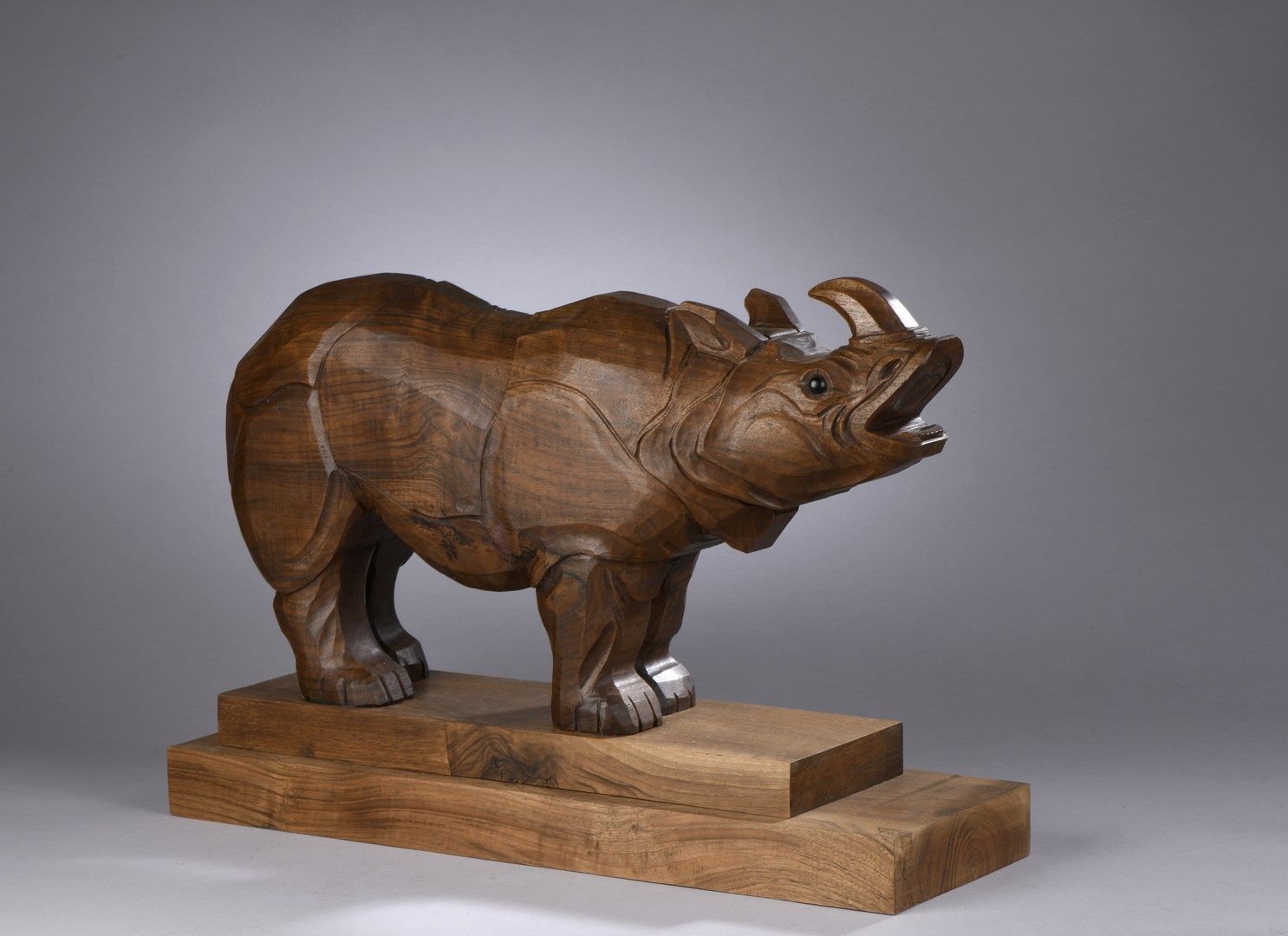 Null 让-鲁珀特 (1887 - 1979)

"犀牛"。

清漆木雕，四角形底座，双台阶（底座有小裂缝，有轻微撞击），直接雕刻Monoxyle。

用热铁&hellip;