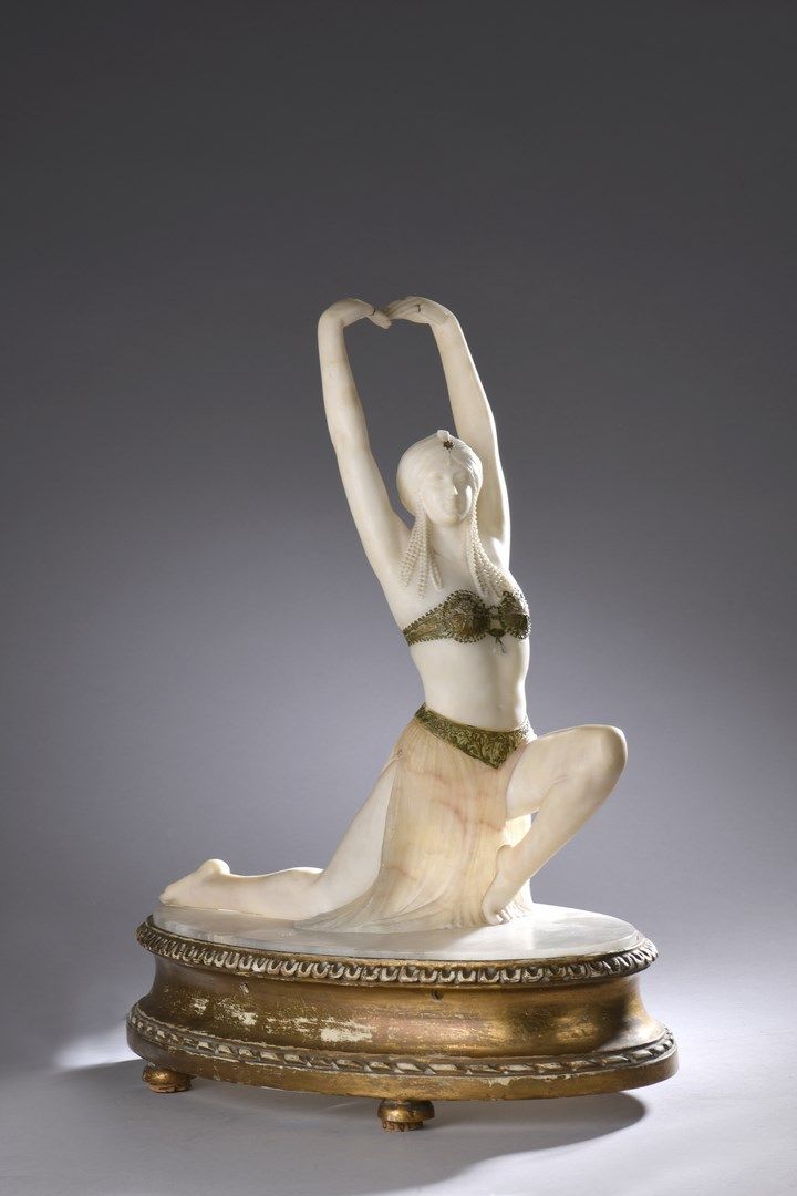 Null G.GOMLOUP
"东方舞者"。在镀金的石膏底座上，用雪花石膏加强镀金的照明雕塑。 
在露台上签名。
高45,5厘米 - 长40厘米 - 深24厘米&hellip;