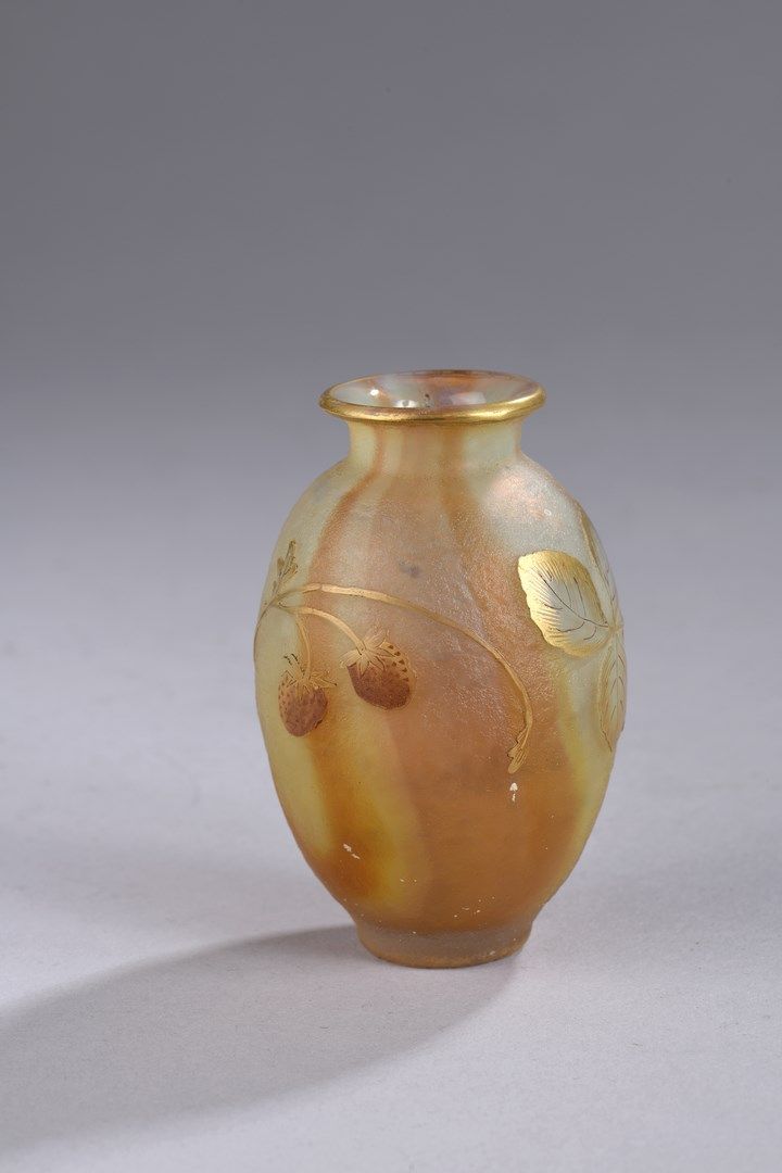 Null DAUM -NANCY

有肩部的小卵形花瓶。在乳白色的玻璃中证明，有红色和黄色的痕迹。装饰着用酸刻的野草莓，完全用多色珐琅和镀金来加强（底座和颈部有&hellip;