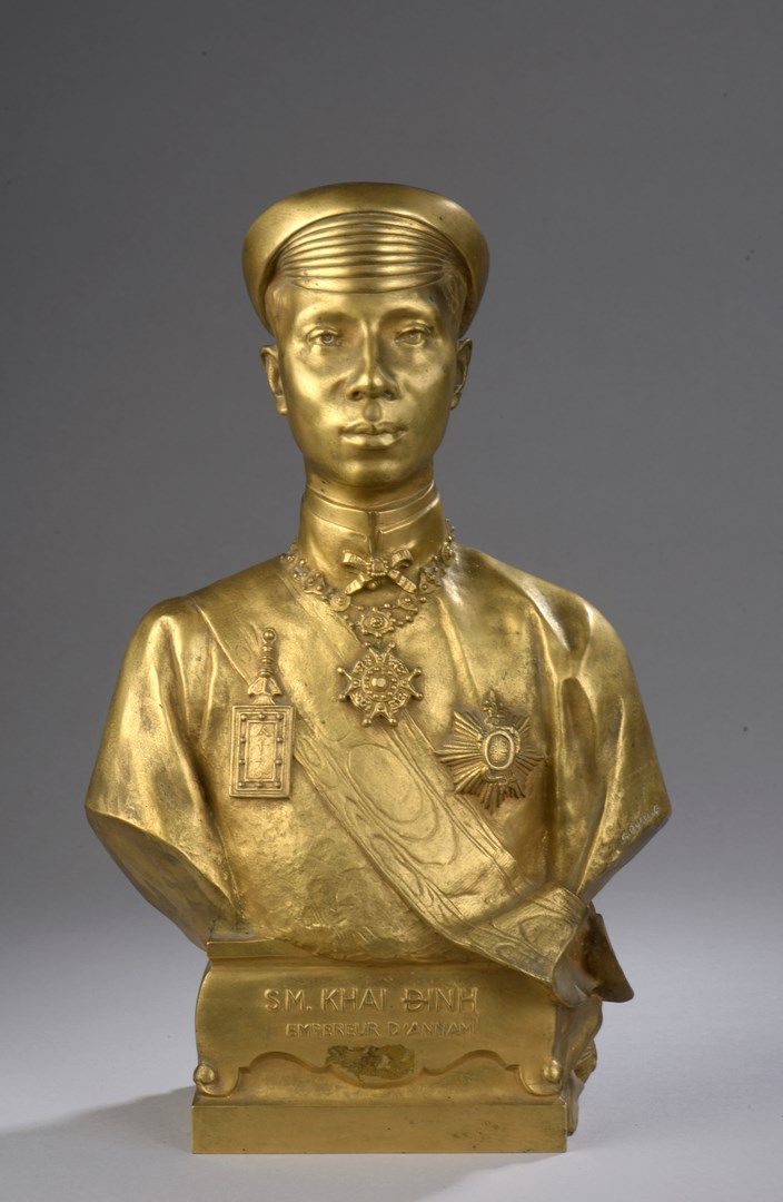 Null DUCUING Paul Jean Marie, 1867-1949,

安南皇帝S.M. Khai Dinh的肖像。

青铜，带有金色铜锈，带有巴黎&hellip;