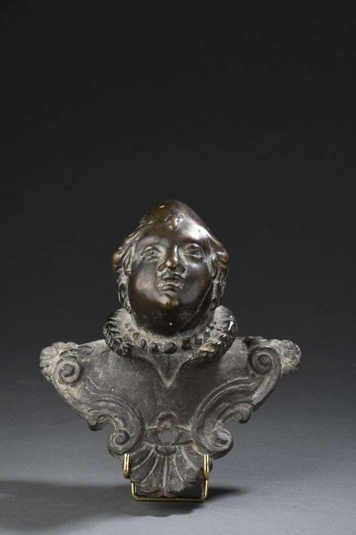 Null 表现一个女人半身像的青铜门把手，颈部被草莓包围。

意大利北部，威尼斯，16世纪末

高度 : 17,5 cm - 宽度 : 14,1 cm

(裂缝&hellip;