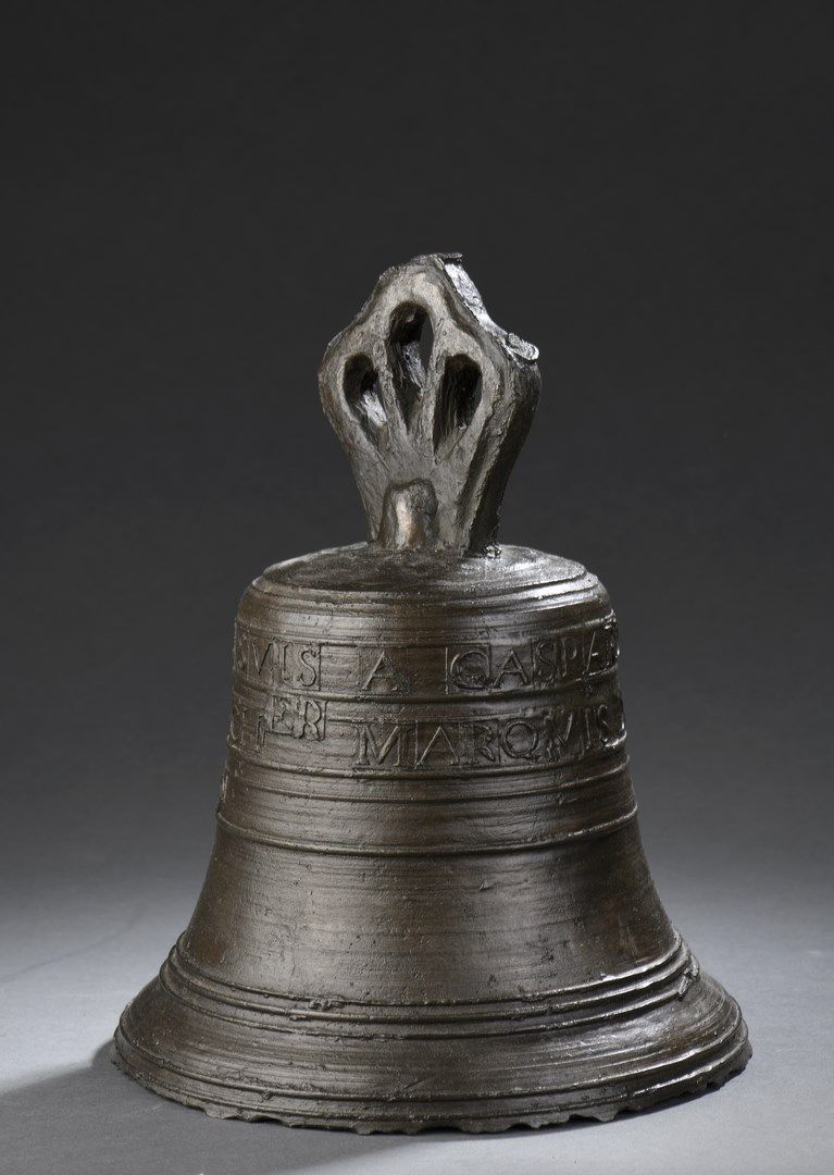 Null Cloche en bronze au corps souligné de filets portant une inscription sur de&hellip;