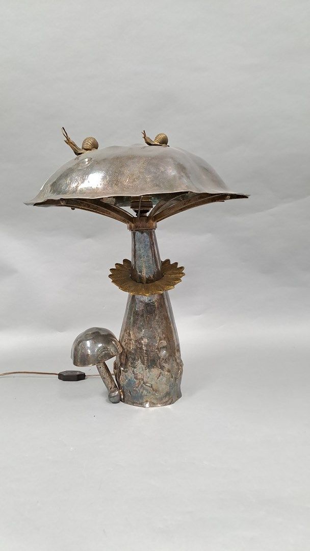 Null 法国的工作

台灯 "蘑菇和蜗牛"，镀银金属，有铜锈和发黑。

底座下有看不清的签名。

高48.5厘米