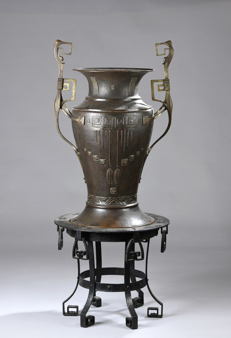 Null 雕塑作品

重要的铜制花瓶完全是锤制的，有一个栏杆体和两个分离的侧把手，放在一个锻铁的桌子上，桌子上有一个圆形的顶，可以容纳花瓶，边上有六个双希腊图案&hellip;